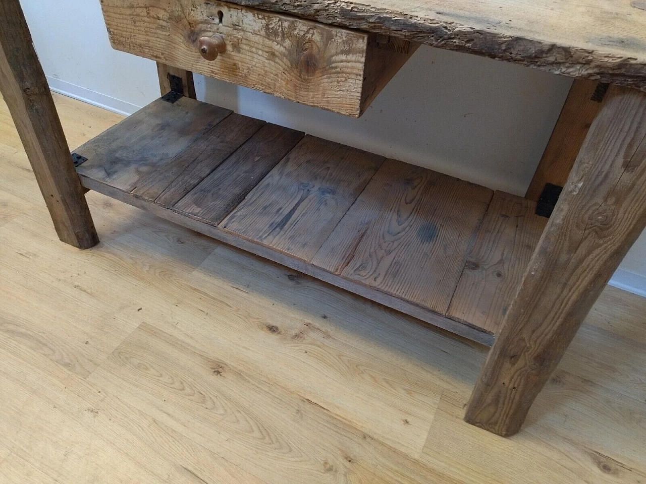 Tavolo da lavoro in larice e abete con cassetto, inizio '900 10