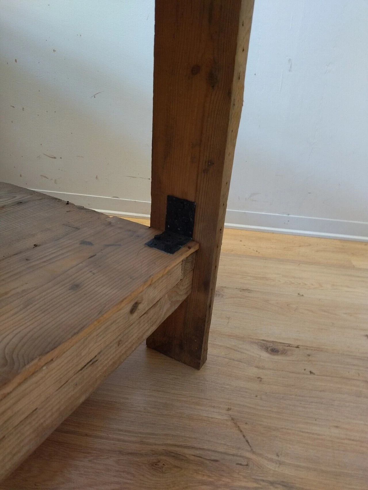 Tavolo da lavoro in larice e abete con cassetto, inizio '900 15