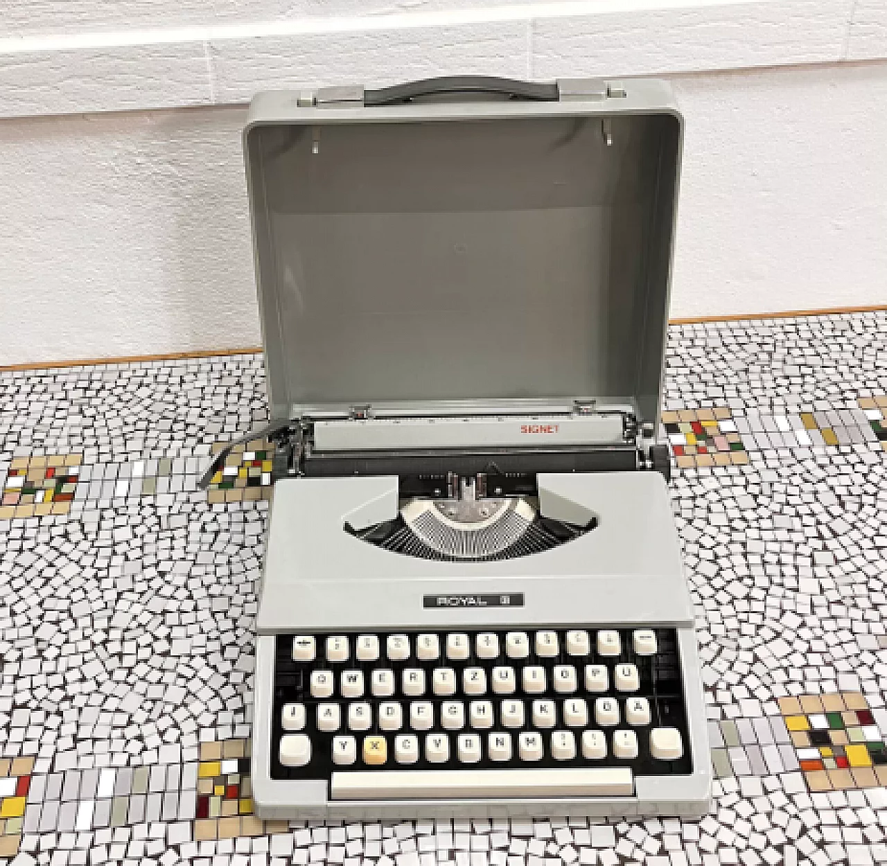 Japanese Royal Signet typewriter with case, 1970s 2