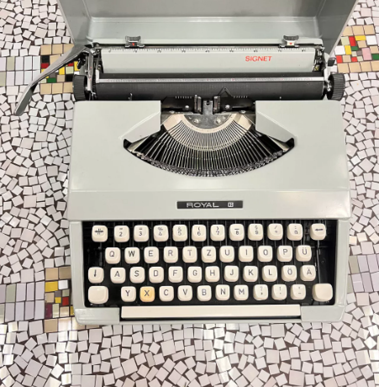 Japanese Royal Signet typewriter with case, 1970s 3