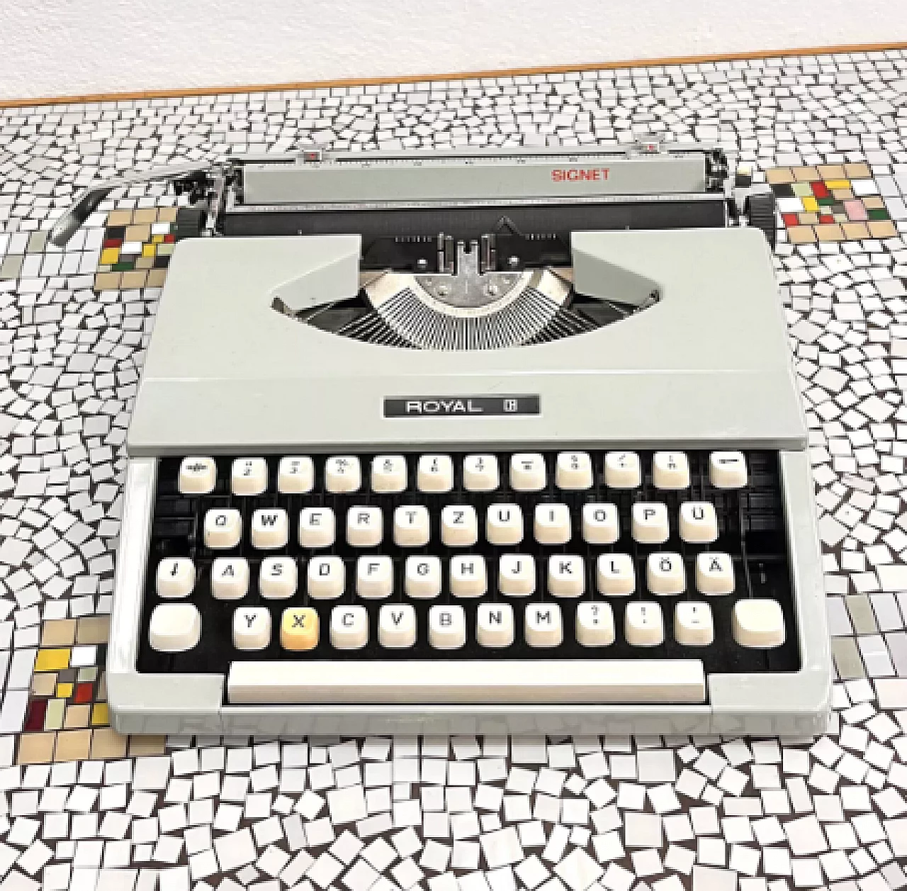 Japanese Royal Signet typewriter with case, 1970s 4