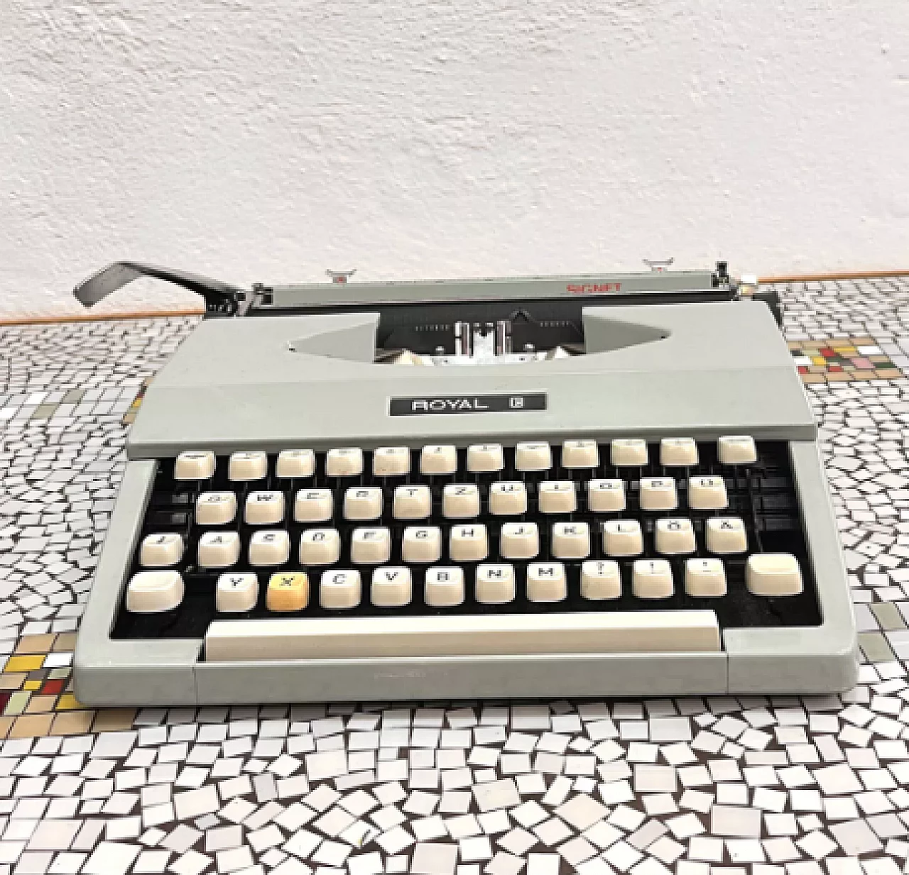 Japanese Royal Signet typewriter with case, 1970s 5