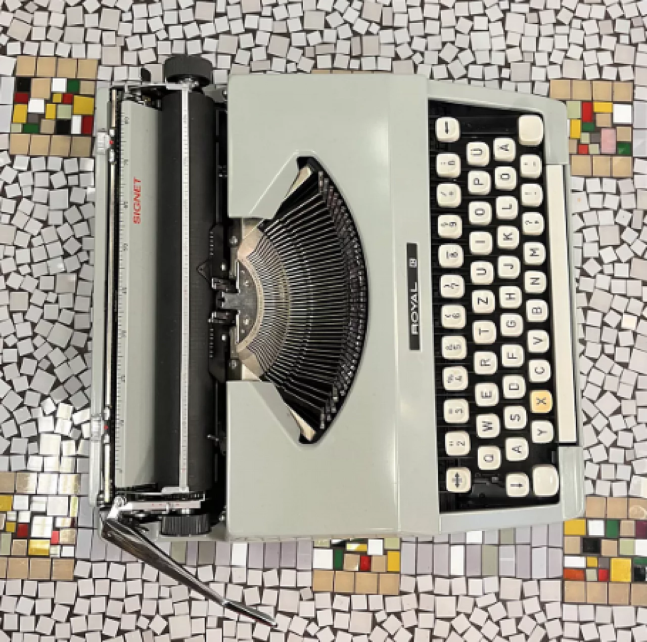 Japanese Royal Signet typewriter with case, 1970s 9