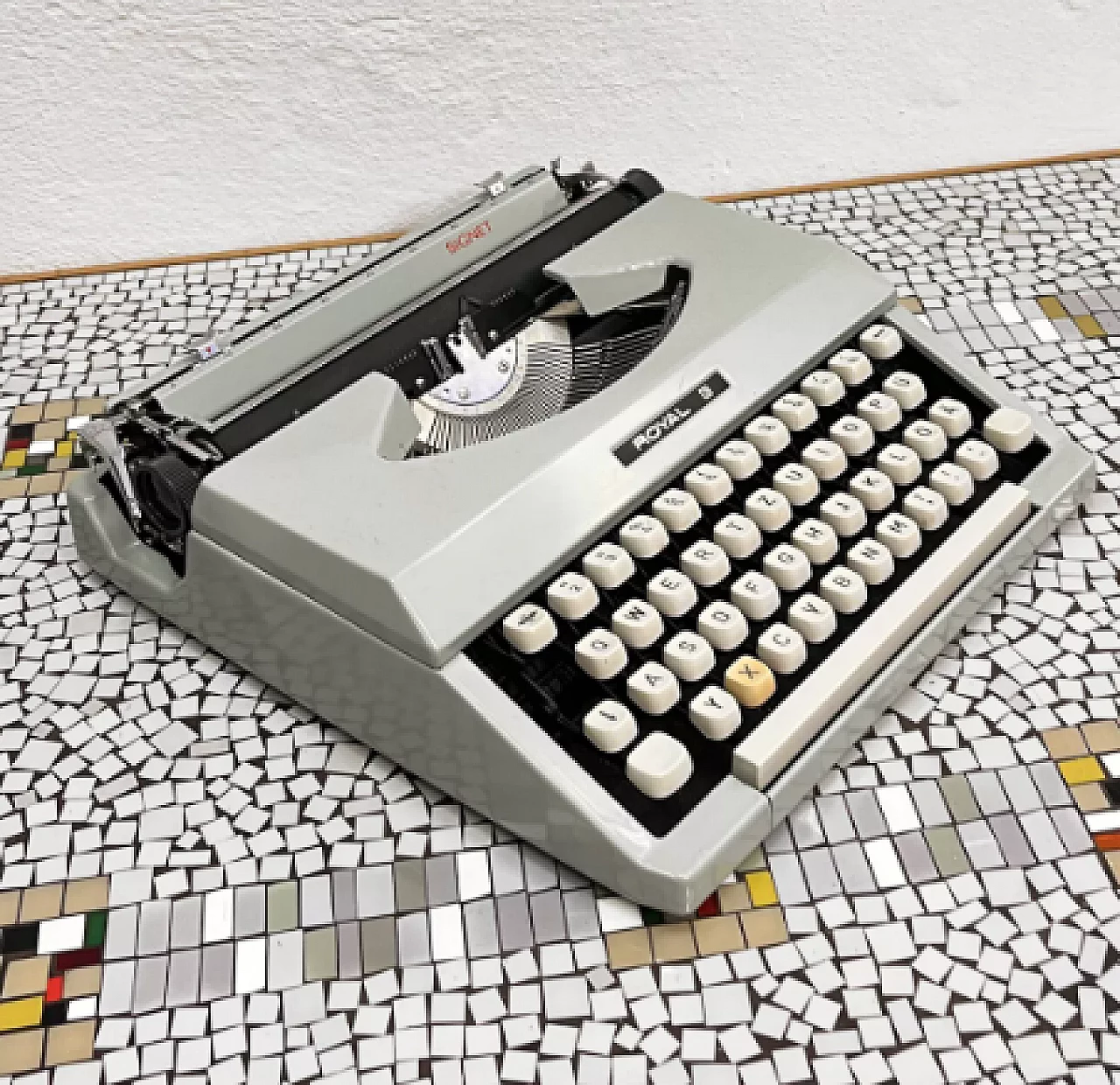 Japanese Royal Signet typewriter with case, 1970s 10
