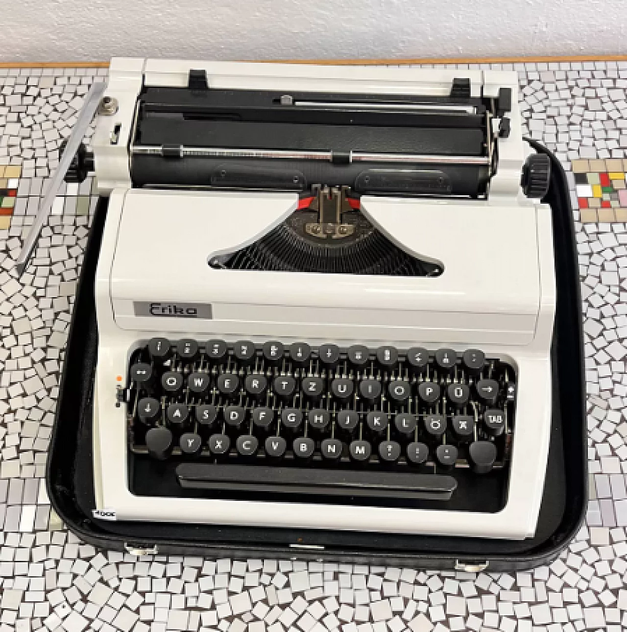Erika 105 typewriter by VEB Robotron Rechen-und-Schreibtechnik Dresden, 1976 4