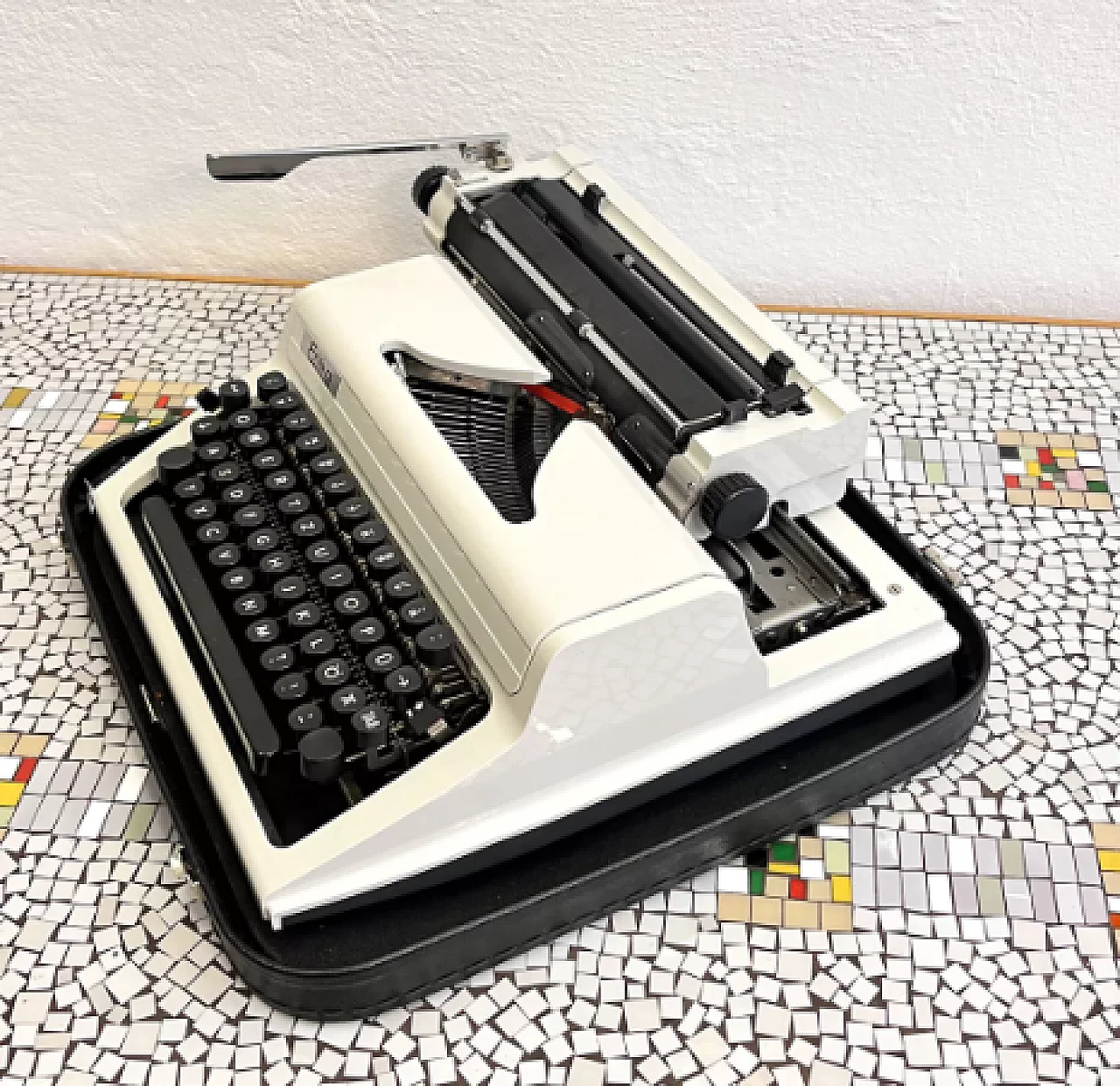 Erika 105 typewriter by VEB Robotron Rechen-und-Schreibtechnik Dresden, 1976 6