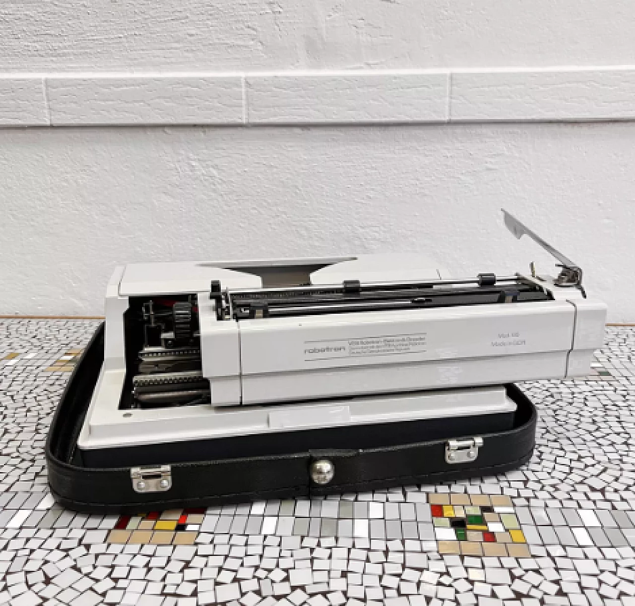 Erika 105 typewriter by VEB Robotron Rechen-und-Schreibtechnik Dresden, 1976 8