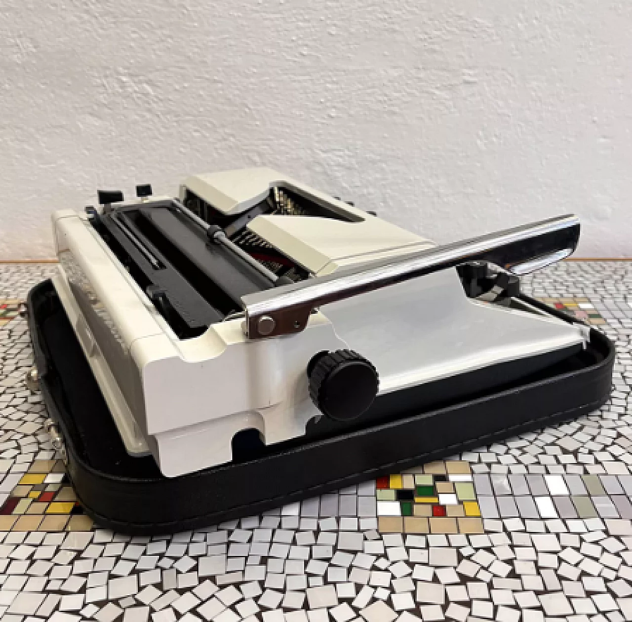 Erika 105 typewriter by VEB Robotron Rechen-und-Schreibtechnik Dresden, 1976 9
