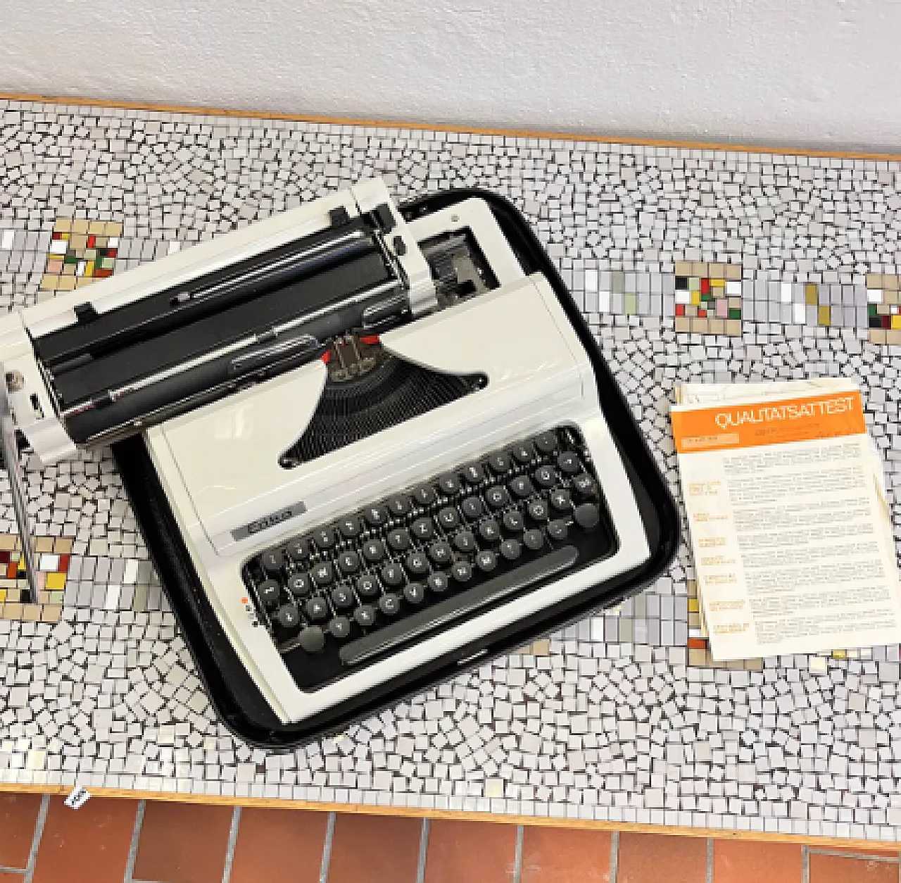 Erika 105 typewriter by VEB Robotron Rechen-und-Schreibtechnik Dresden, 1976 11