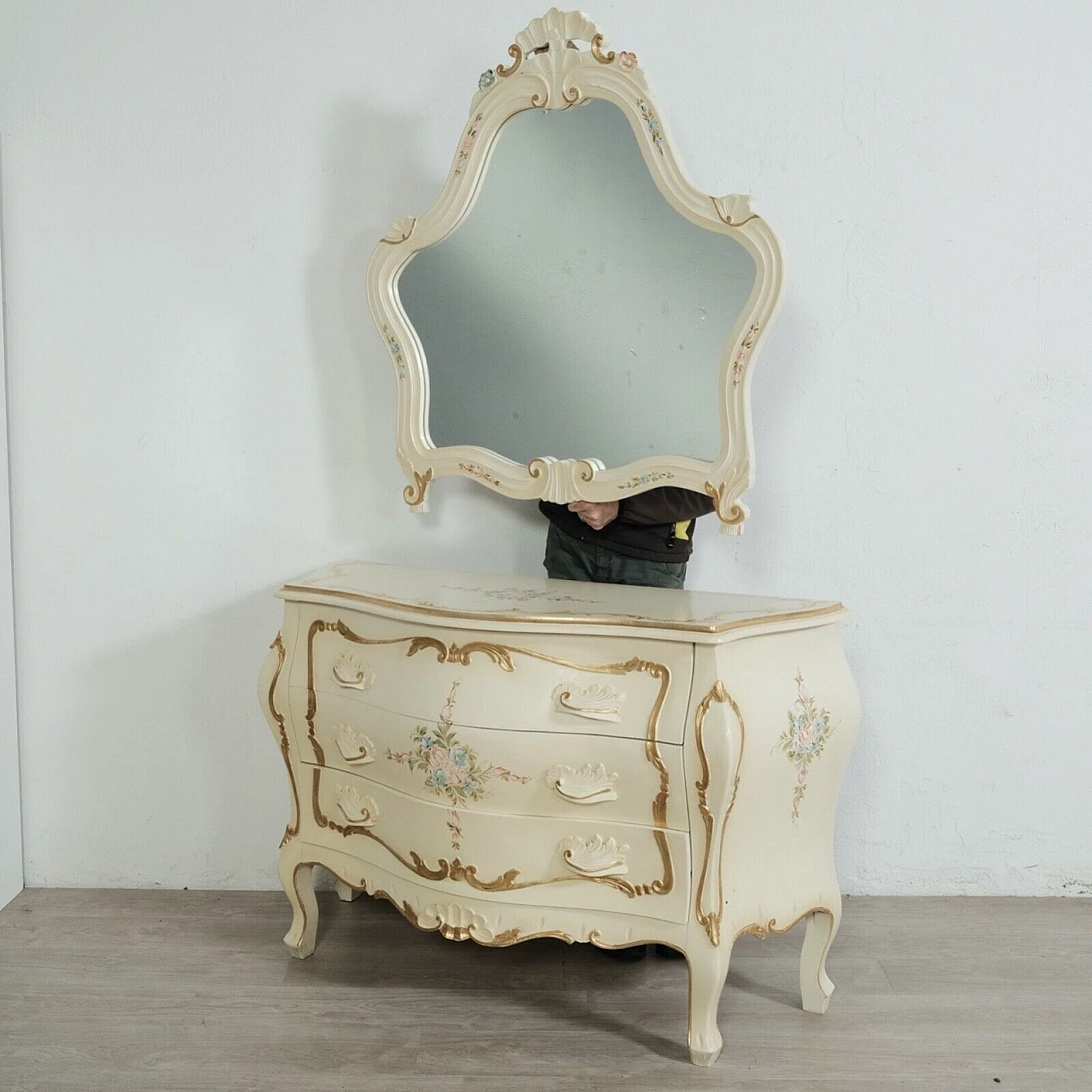 Venetian Baroque style bed, pair of bedside tables, dresser and mirror, 1960s 5