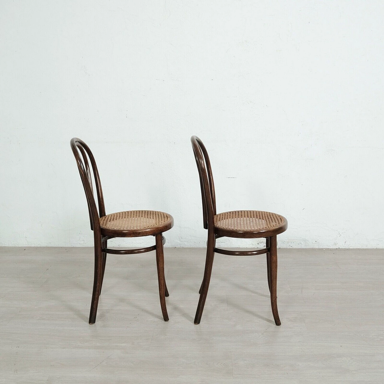 Coppia di sedie 18 in faggio curvato e paglia di Vienna di Thonet, fine '800 3