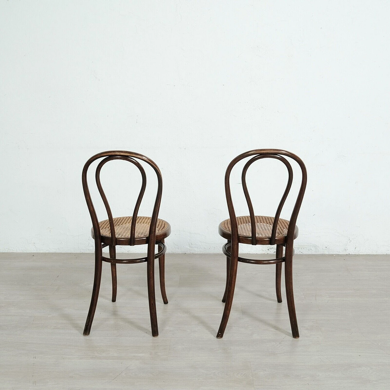 Coppia di sedie 18 in faggio curvato e paglia di Vienna di Thonet, fine '800 4