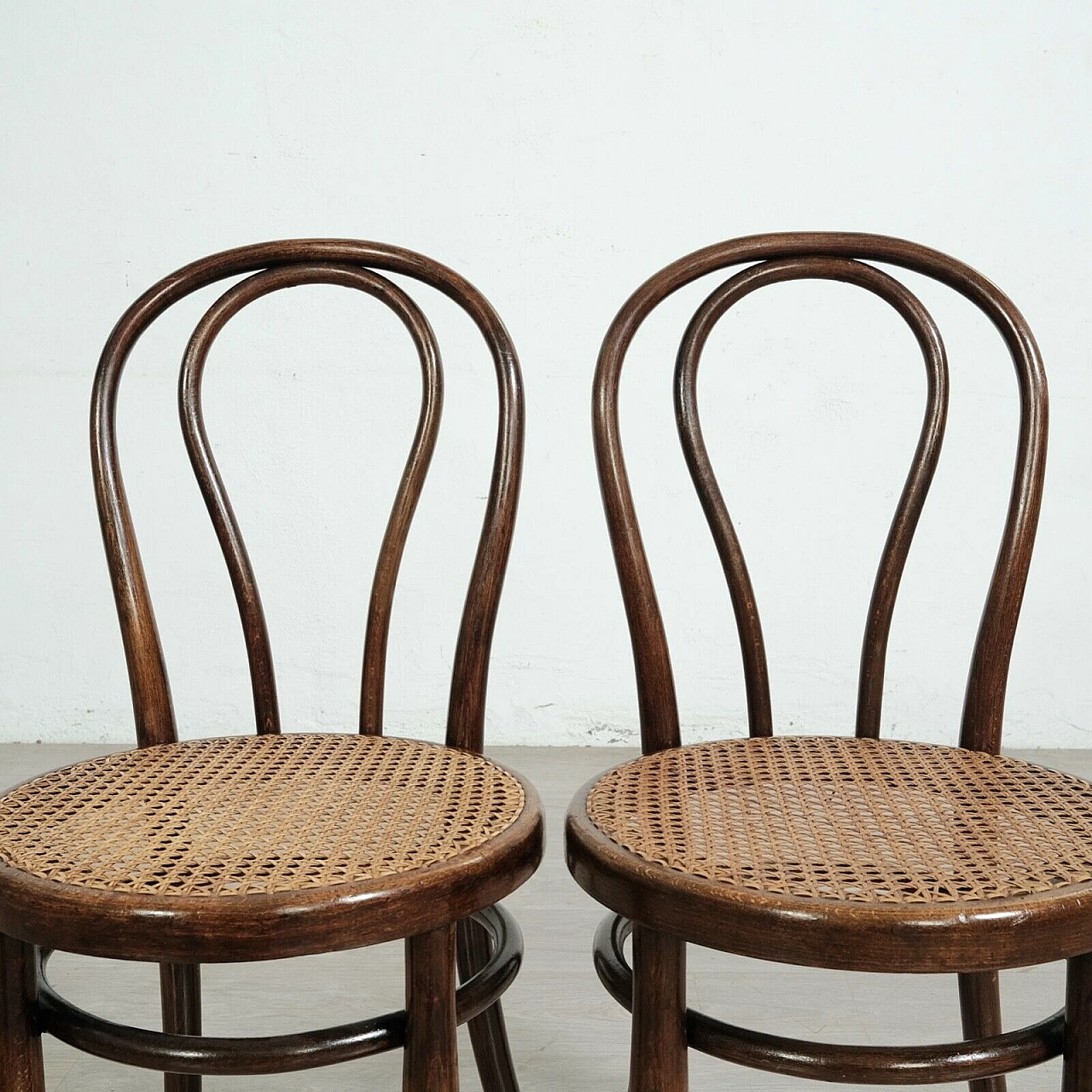 Coppia di sedie 18 in faggio curvato e paglia di Vienna di Thonet, fine '800 7