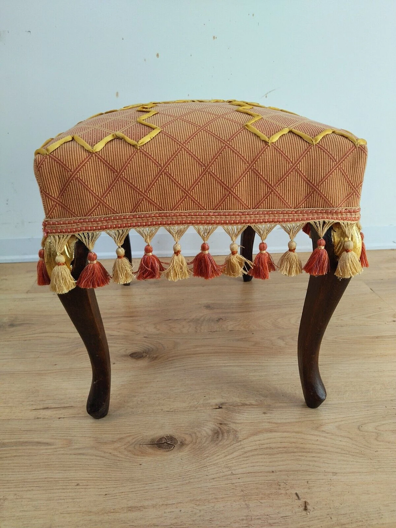 Sgabello stile Barocchetto in legno e tessuto rosa, inizio '900 4