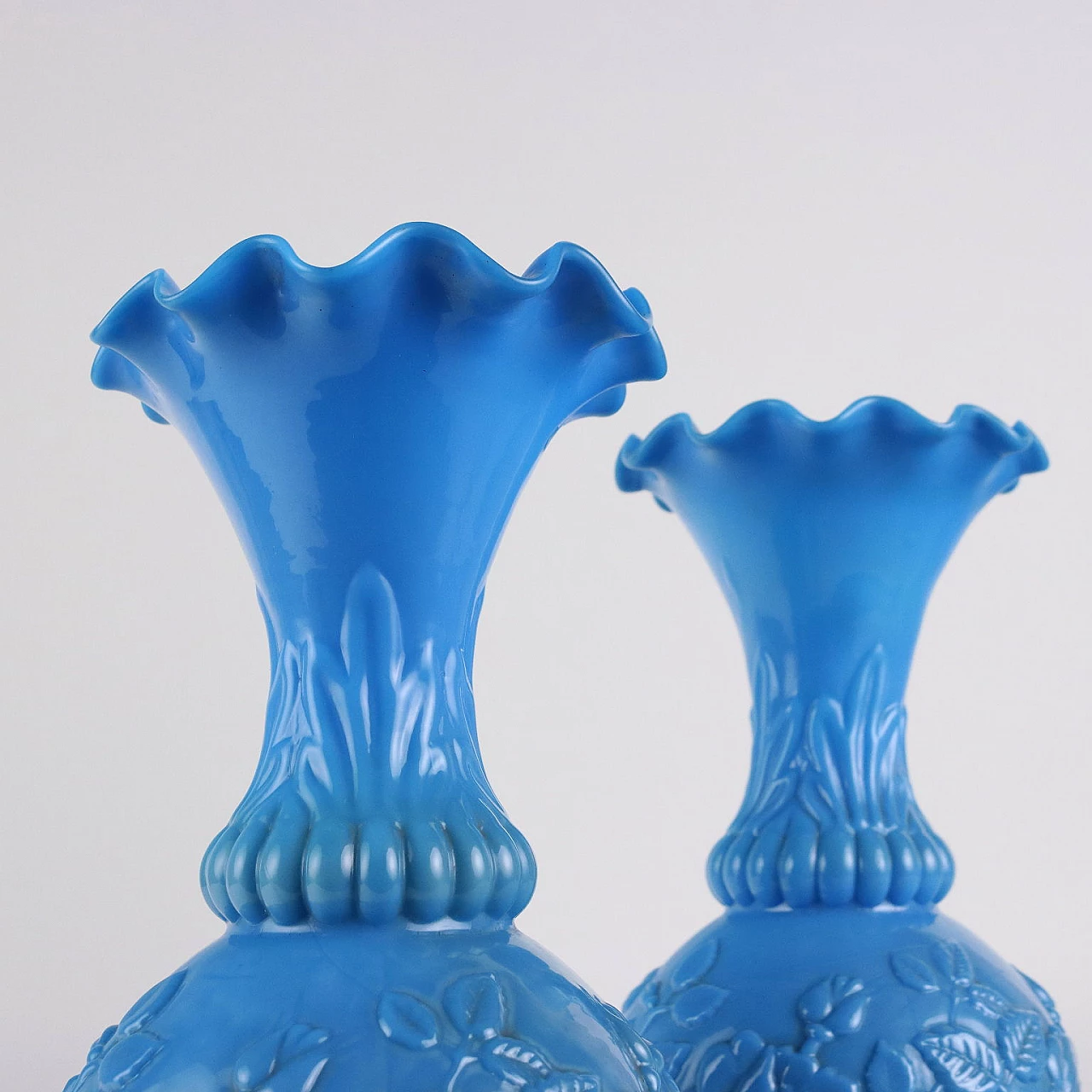 Coppia di vasi in vetro lattimo azzurro, fine '800 2