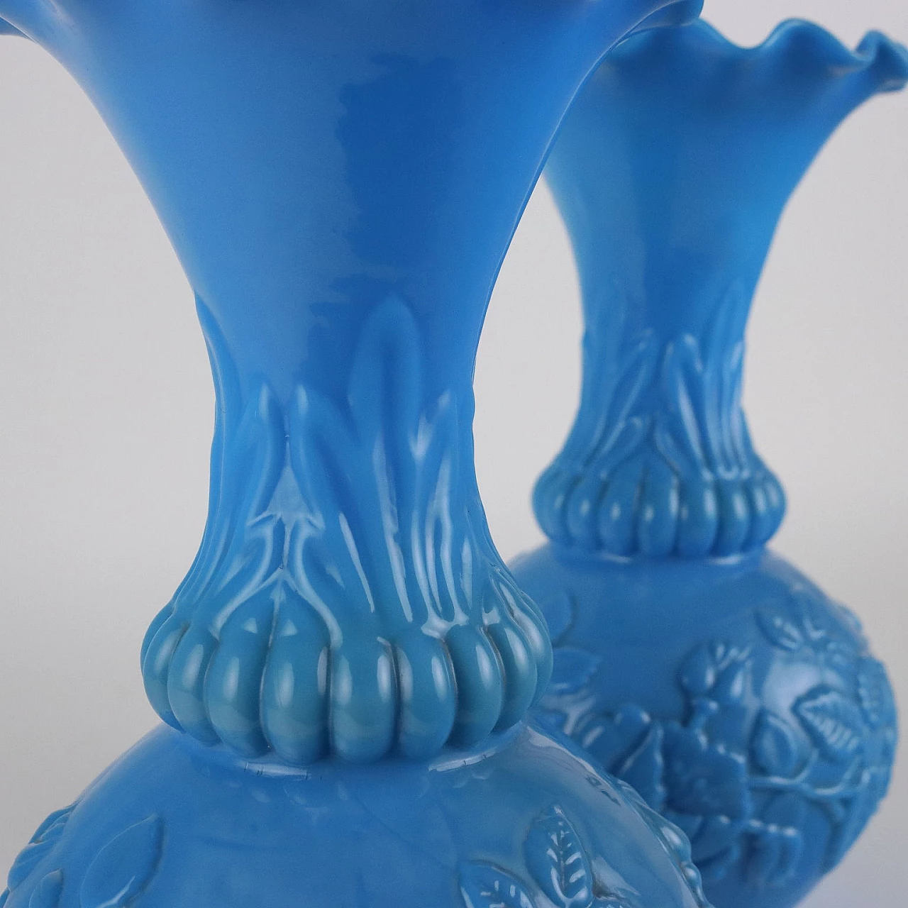 Coppia di vasi in vetro lattimo azzurro, fine '800 3