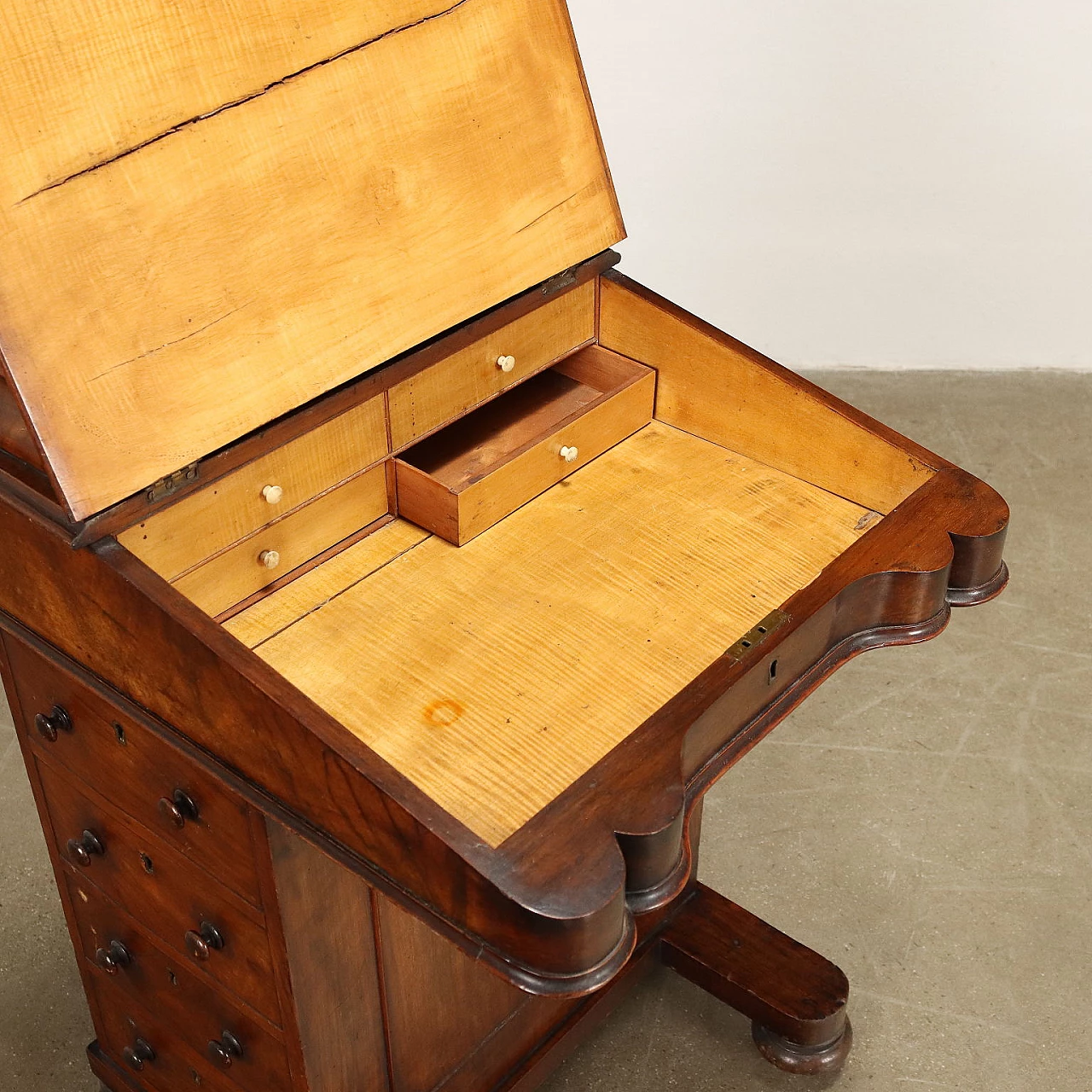 Davenport writing desk in walnut with caster feet, 1800s 4