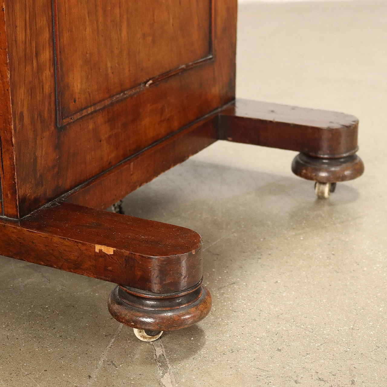 Davenport writing desk in walnut with caster feet, 1800s 8