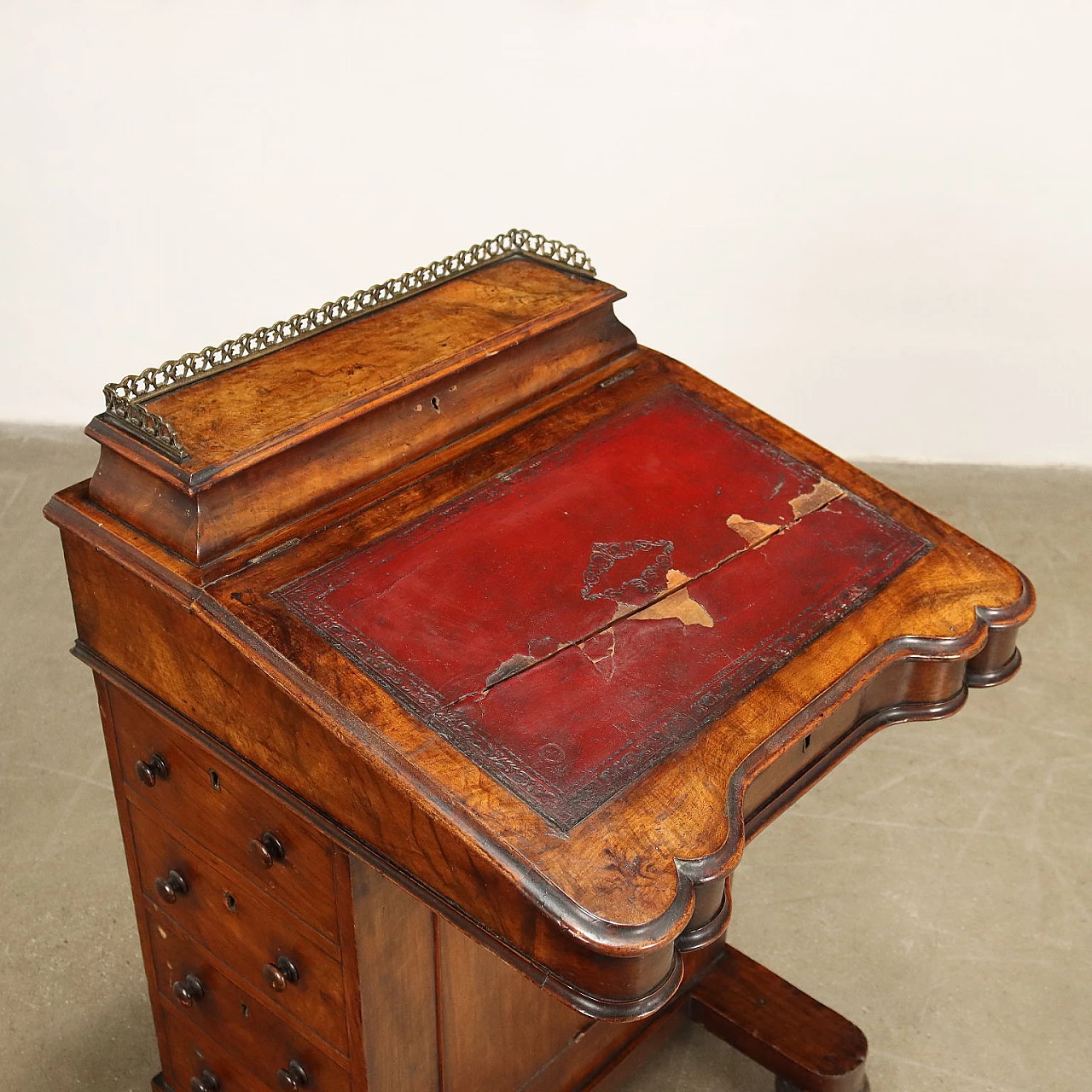Davenport writing desk in walnut with caster feet, 1800s 9