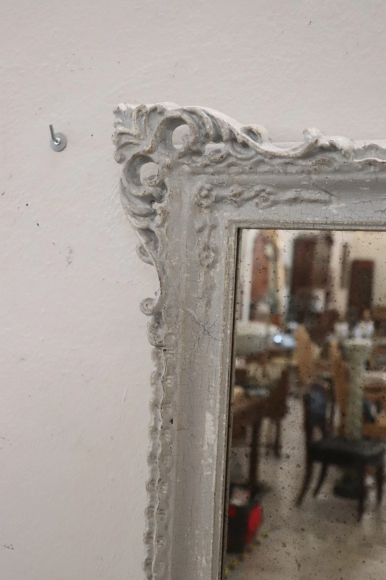 Specchio da parete con cornice in legno laccato argentato, anni '80 4