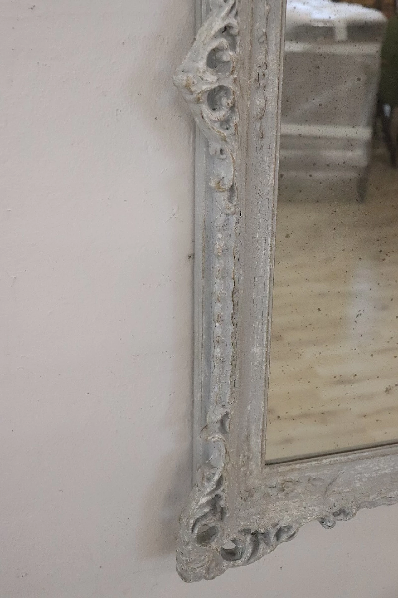 Specchio da parete con cornice in legno laccato argentato, anni '80 6