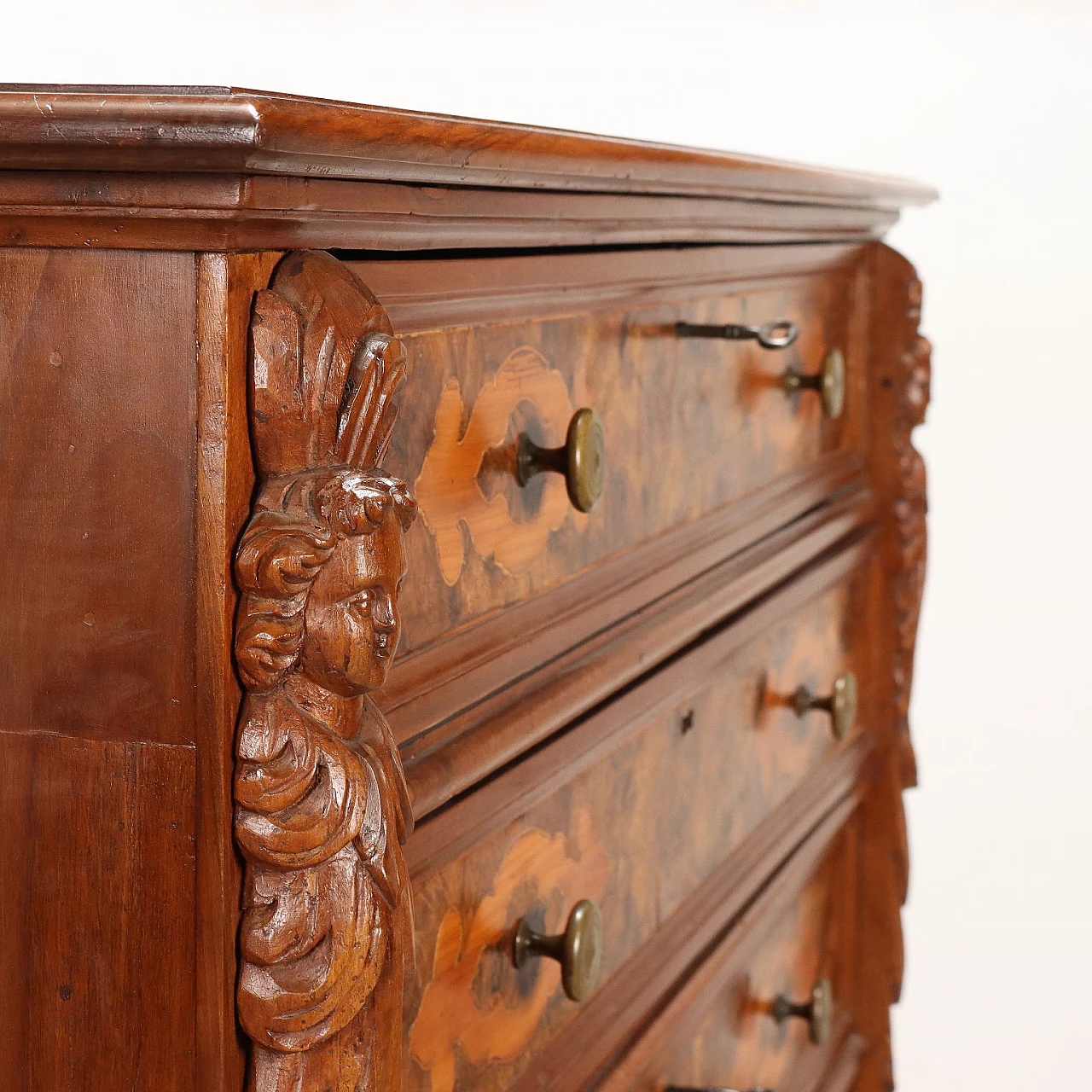 Bergamasque Baroque walnut-root canterano with cherrywood inlays and maple purfling, early 18th century 3