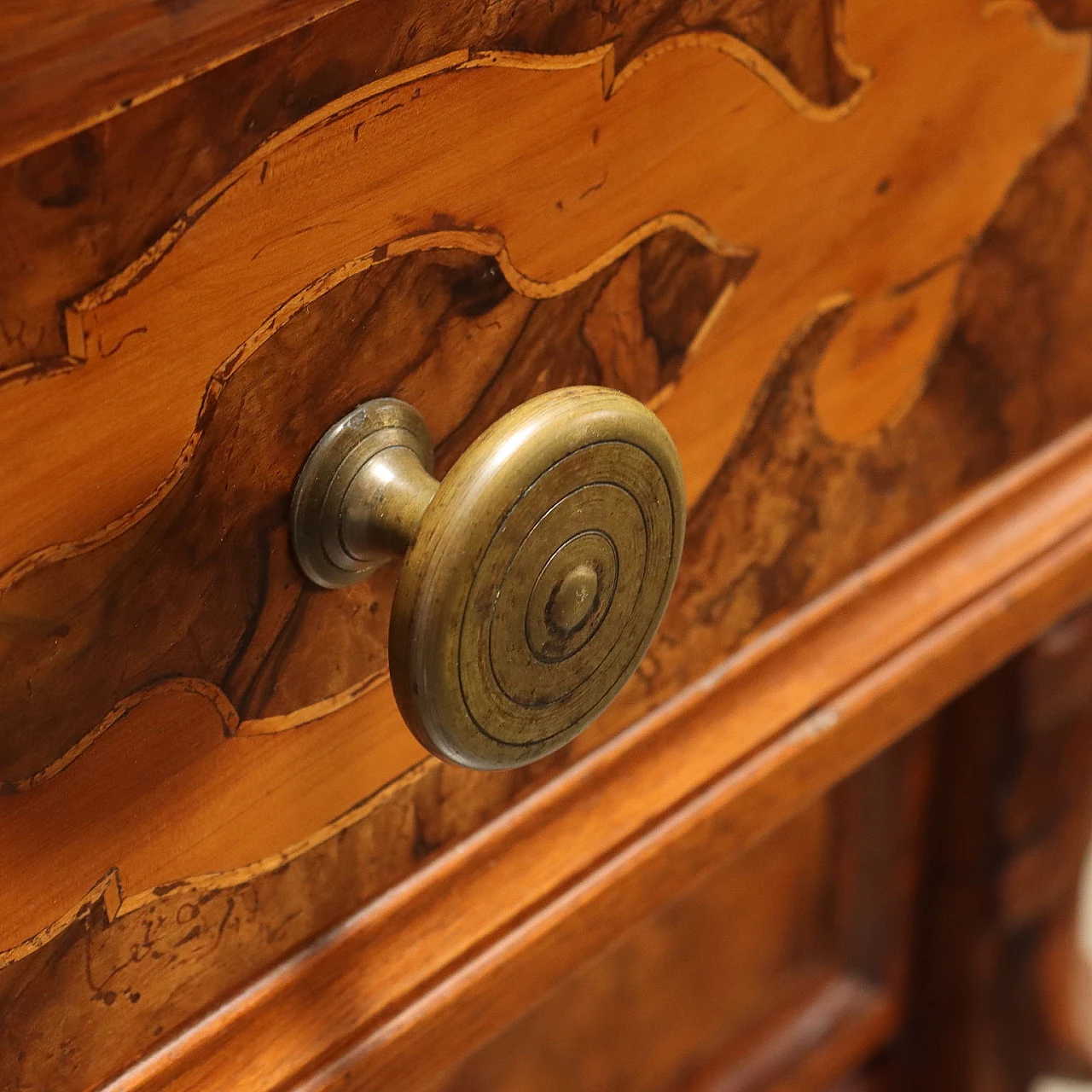 Bergamasque Baroque walnut-root canterano with cherrywood inlays and maple purfling, early 18th century 6