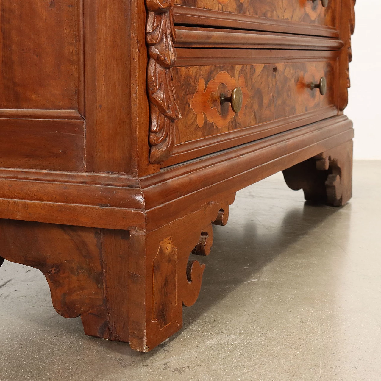 Bergamasque Baroque walnut-root canterano with cherrywood inlays and maple purfling, early 18th century 8