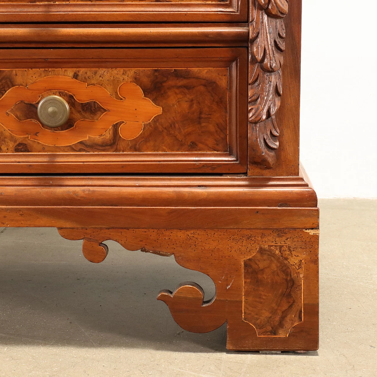 Bergamasque Baroque walnut-root canterano with cherrywood inlays and maple purfling, early 18th century 9