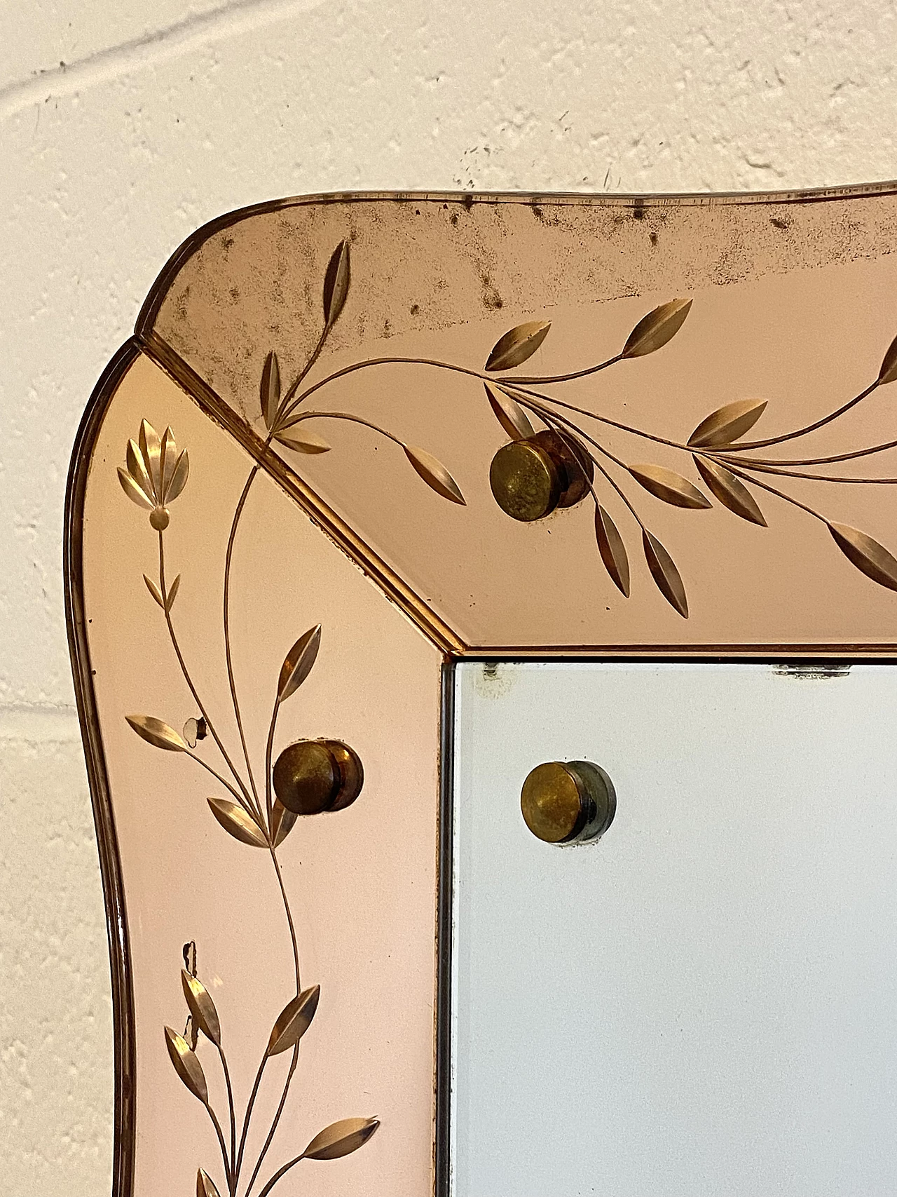 Specchio con fiori incisi sulla cornice di Crystal Art, anni '60 1