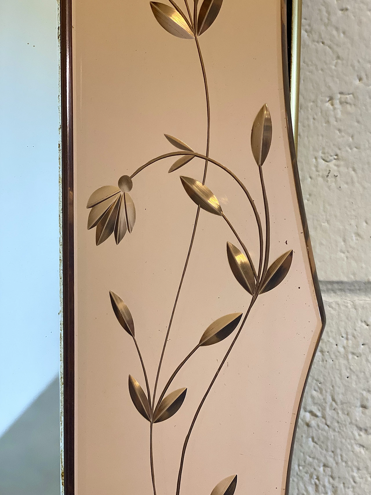 Specchio con fiori incisi sulla cornice di Crystal Art, anni '60 13