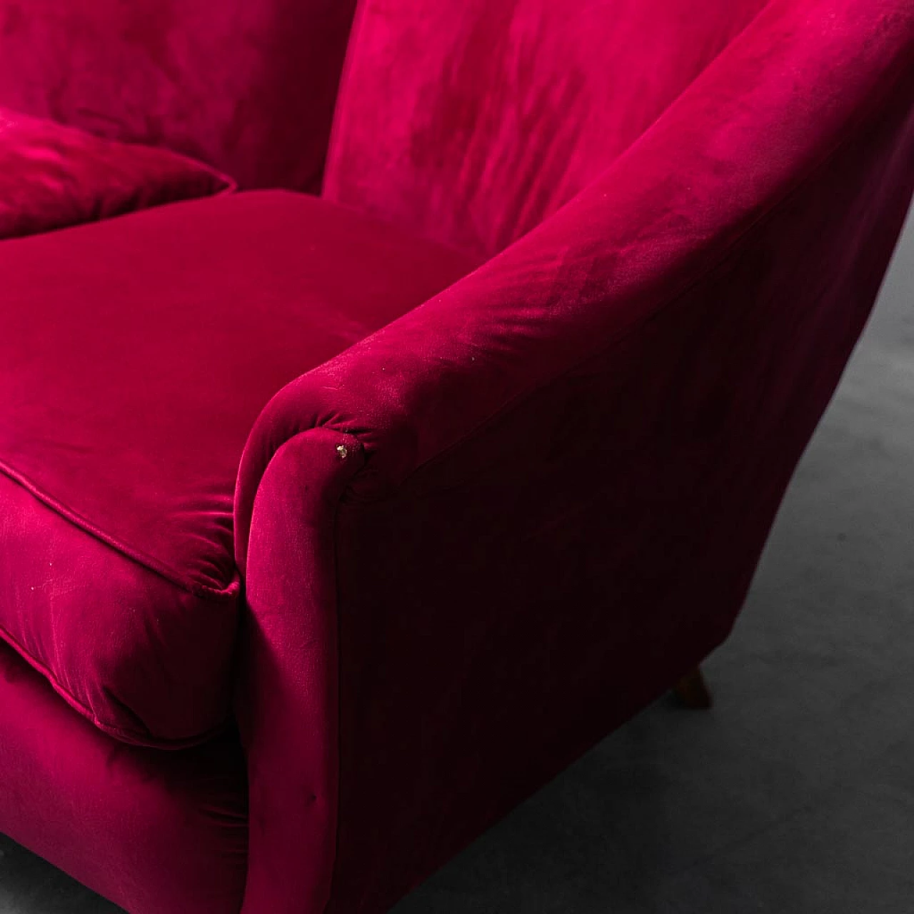 3-Seater sofa in red velvet, 1950s 3