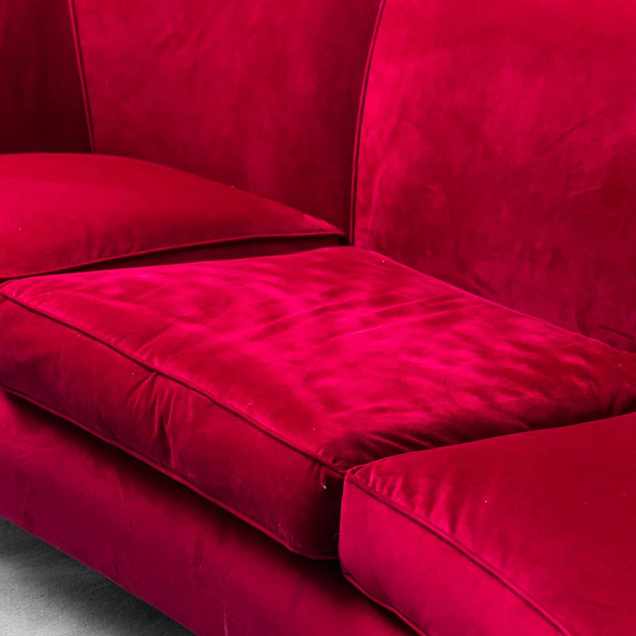 3-Seater sofa in red velvet, 1950s 9