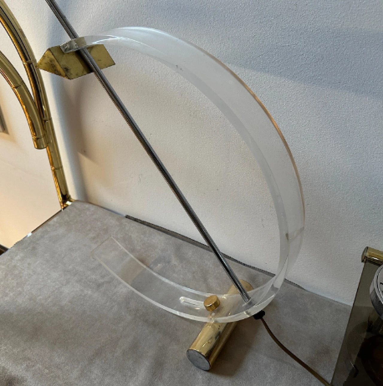 Lampada da tavolo ad arco in plexiglass e metallo, anni '80 12