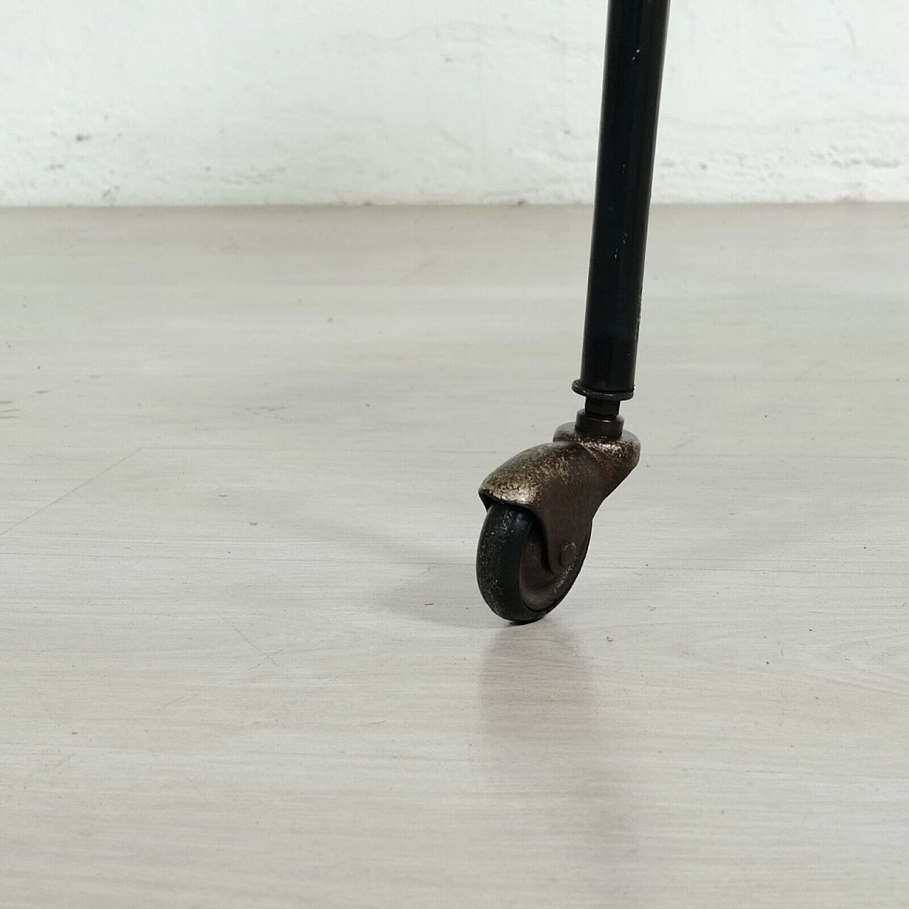 Carrello porta tv in ferro smaltato e palissandro di Rolein, anni '50 10