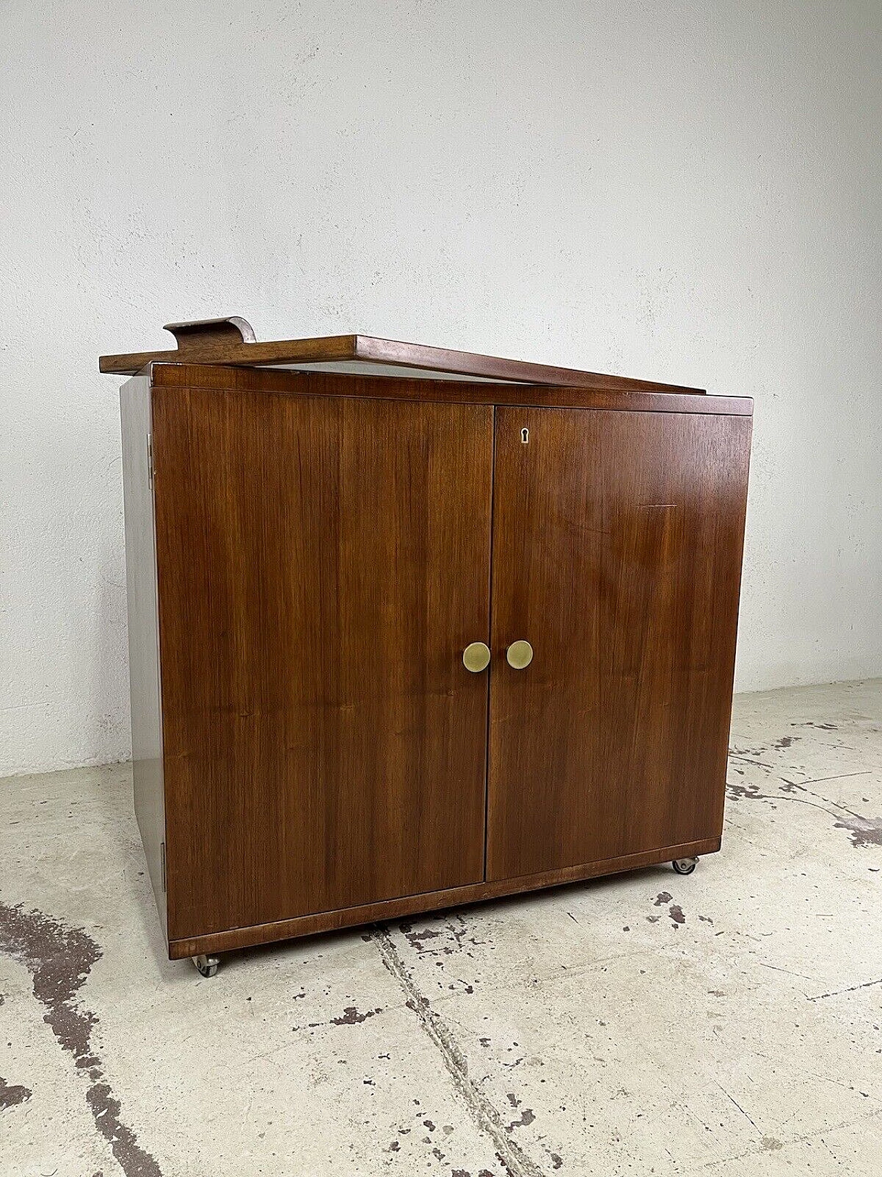 Mobile bar con rotelle in legno, vetro e ottone, anni '70 8