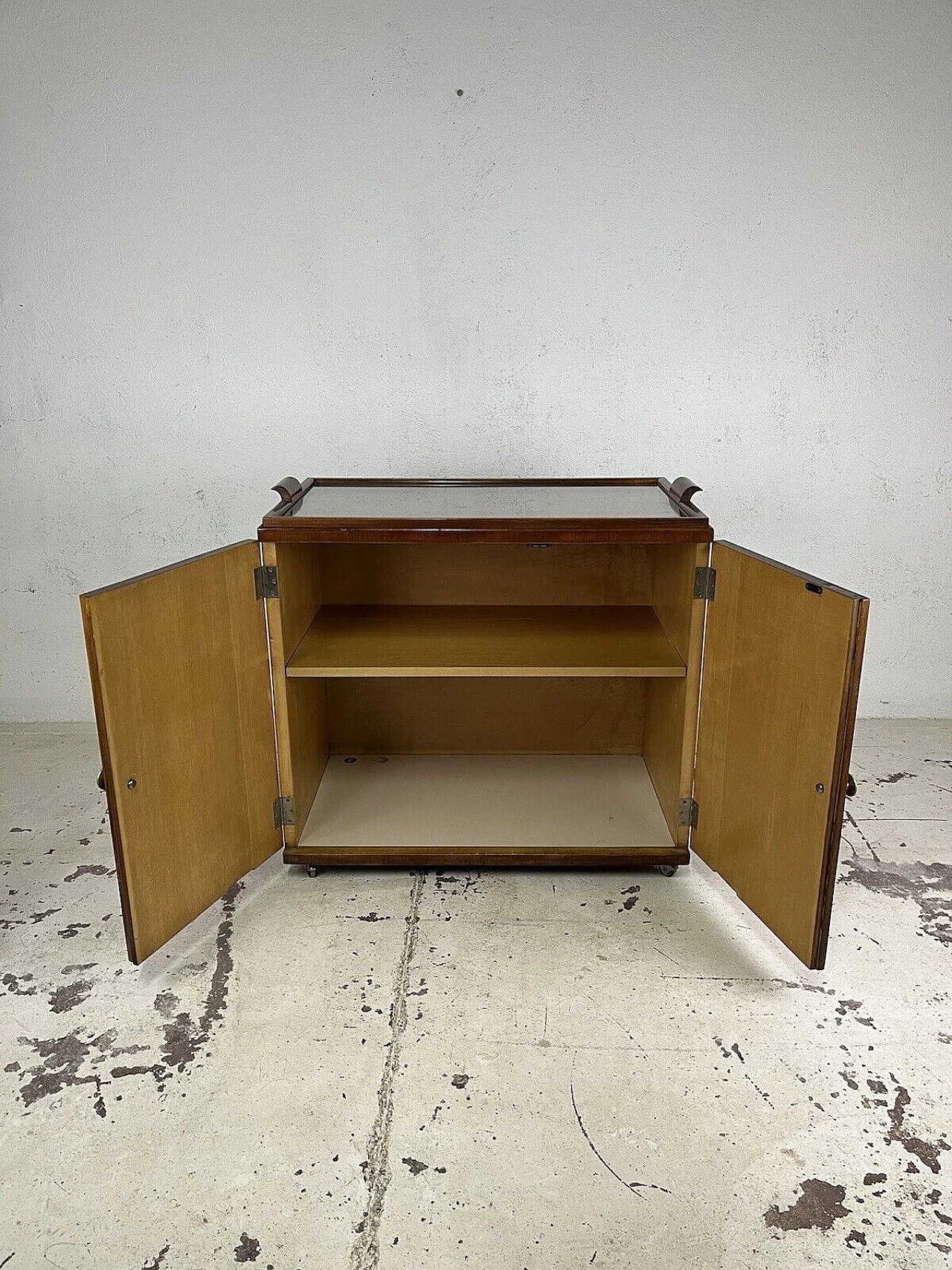 Mobile bar con rotelle in legno, vetro e ottone, anni '70 12