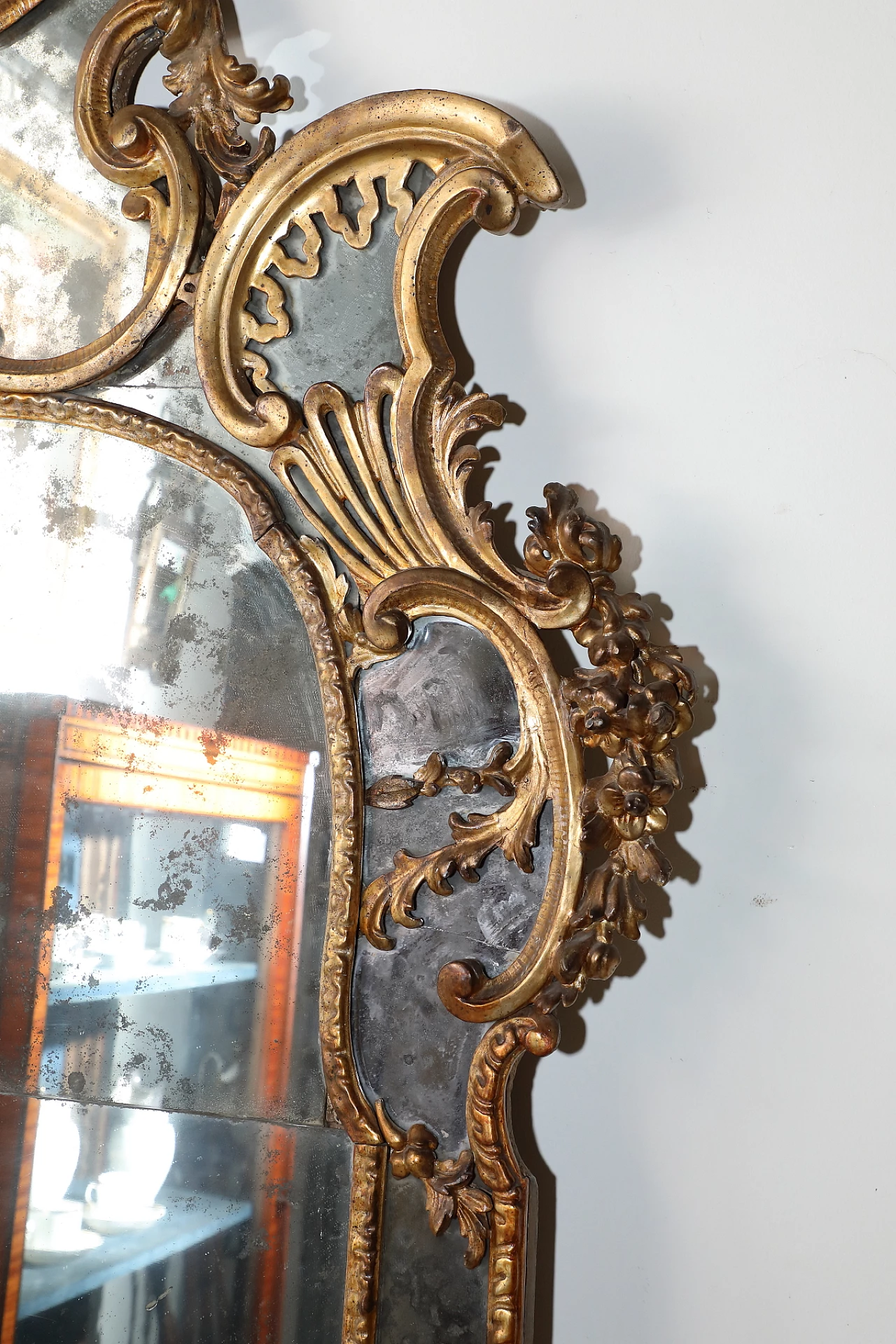 Specchio in legno dorato con cimelio a conchiglia, '800 3