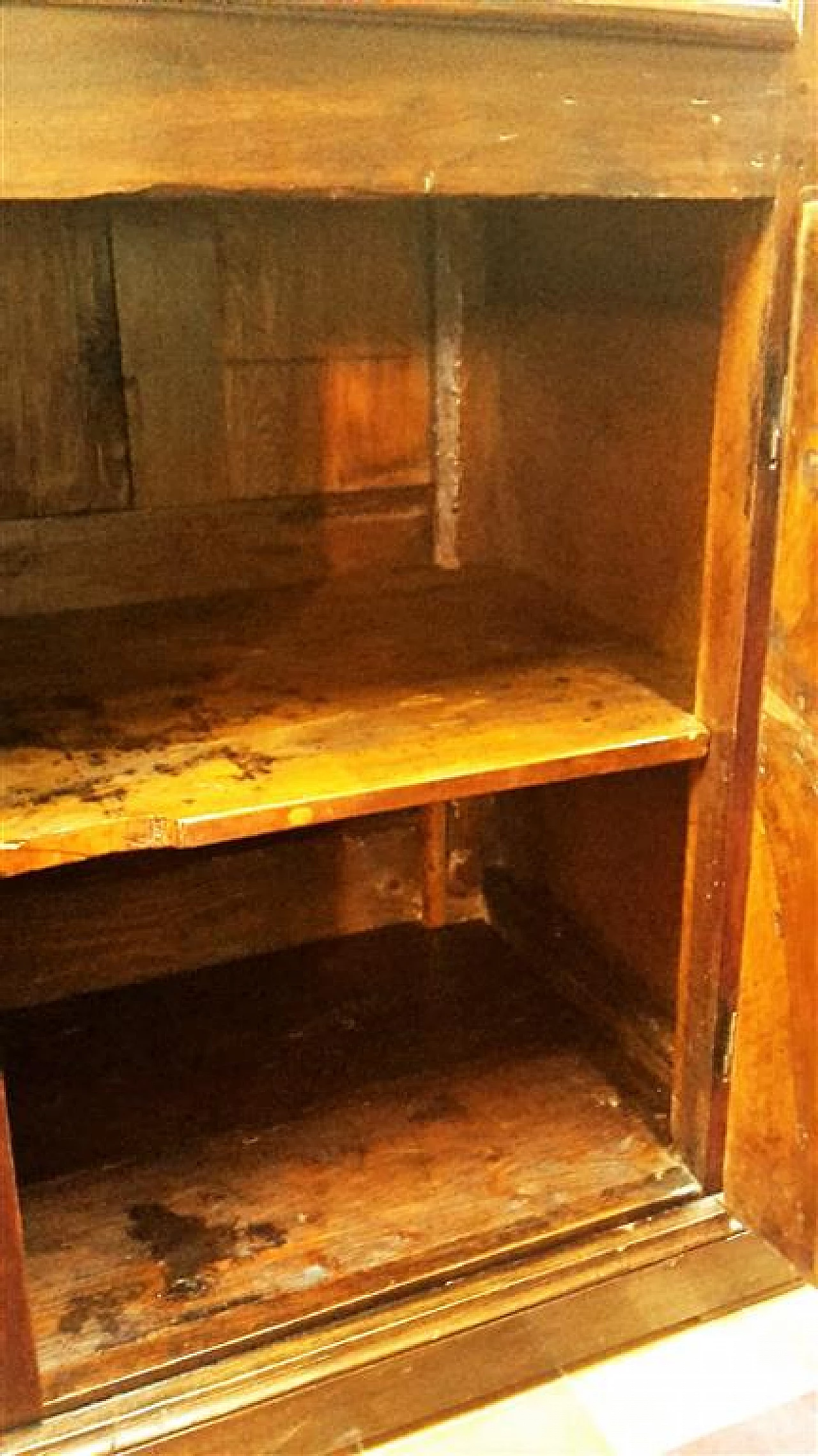 Credenza in noce a due cassetti e ante, inizio '700 4