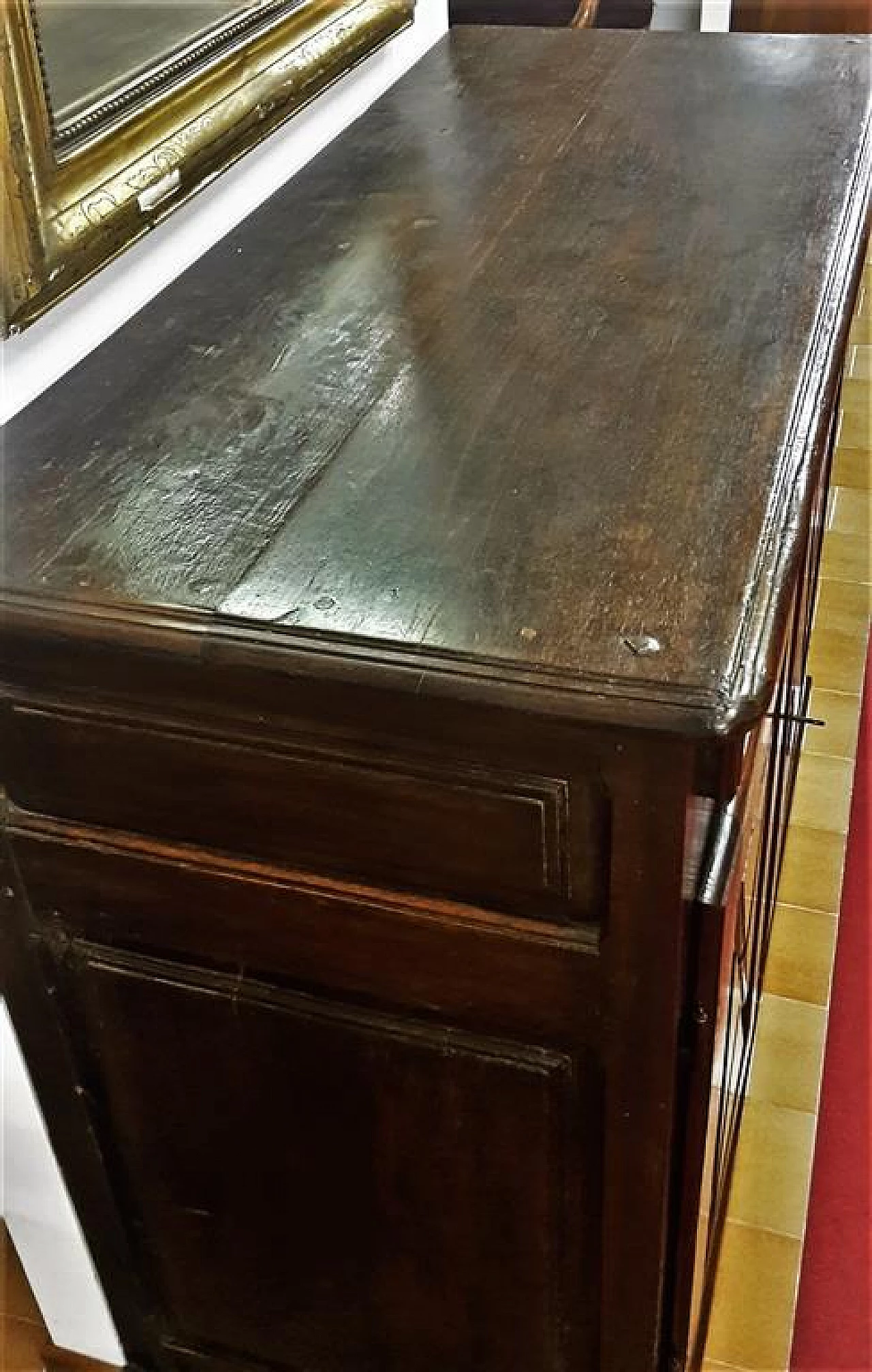 Credenza in noce a due cassetti e ante, inizio '700 6