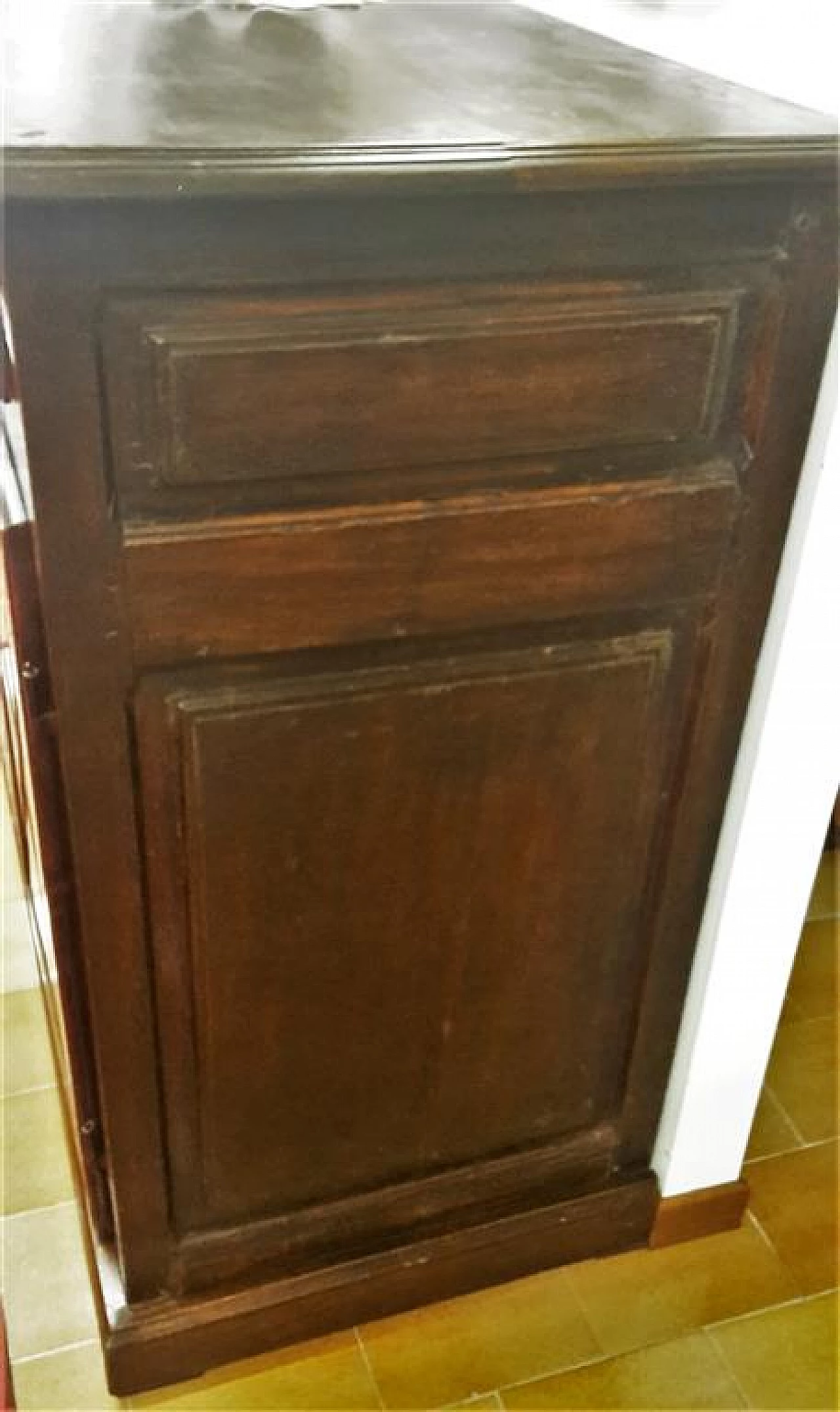 Credenza in noce a due cassetti e ante, inizio '700 8