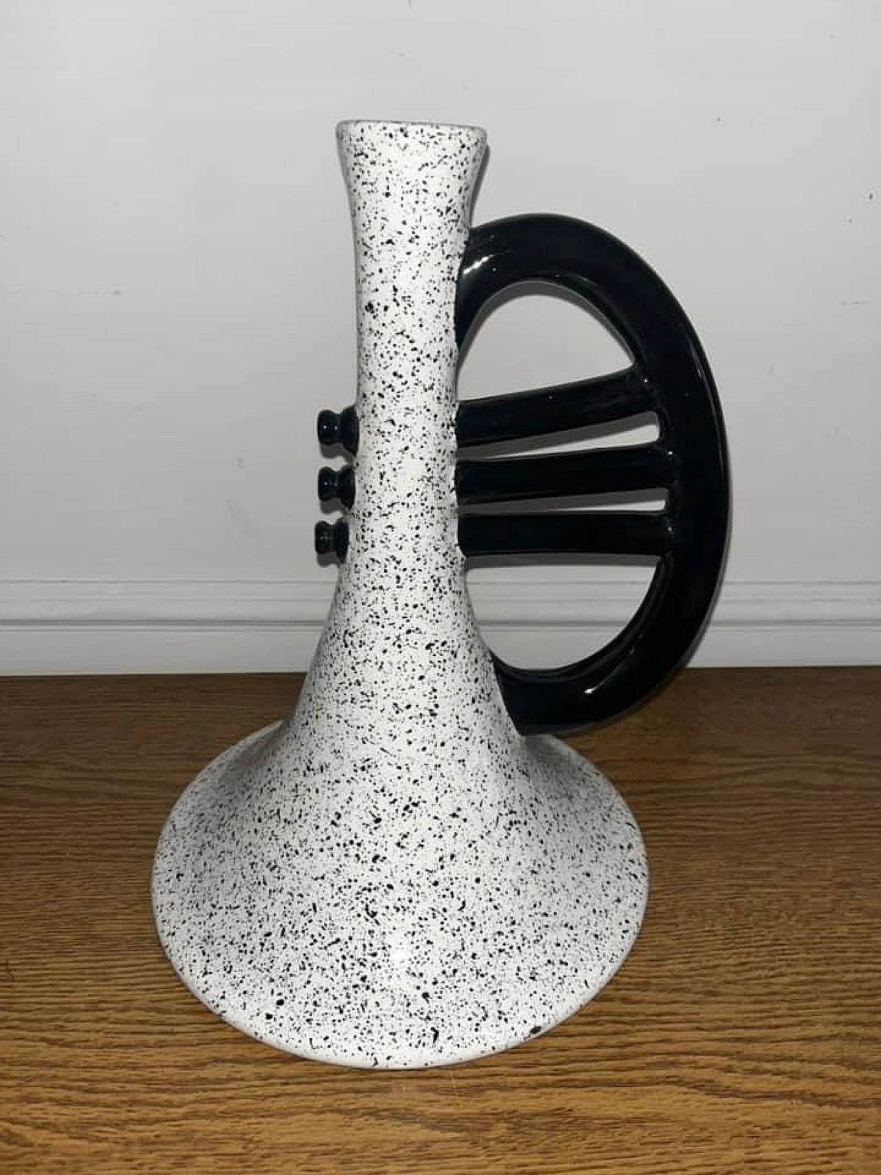 Vaso in ceramica bianca e nera a forma di tromba, anni '50 1