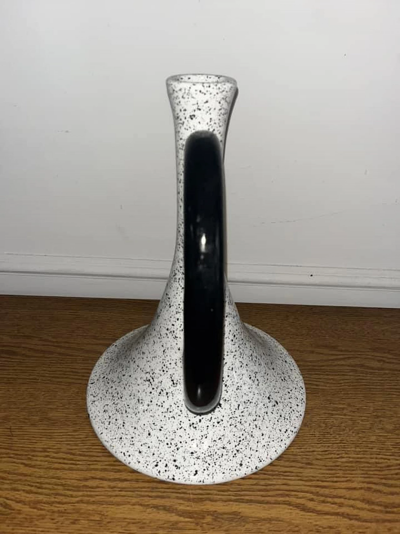 Vaso in ceramica bianca e nera a forma di tromba, anni '50 2