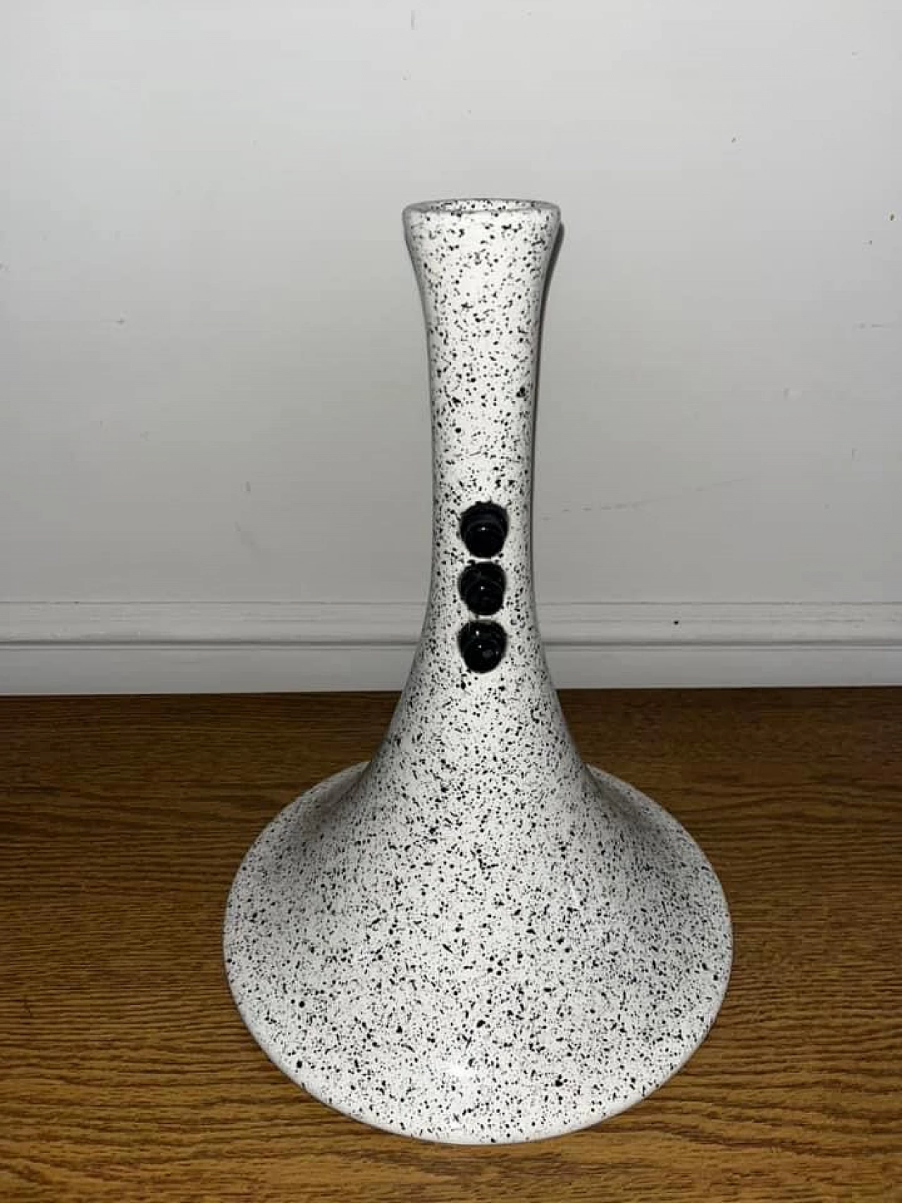 Vaso in ceramica bianca e nera a forma di tromba, anni '50 3