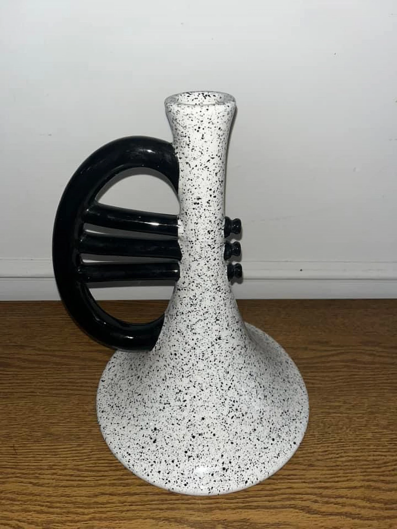 Vaso in ceramica bianca e nera a forma di tromba, anni '50 4