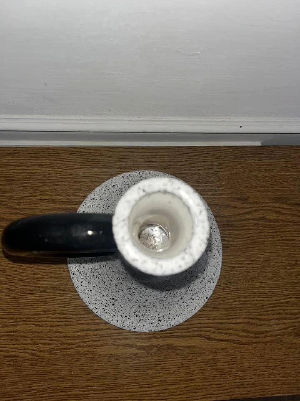 Vaso in ceramica bianca e nera a forma di tromba, anni '50 5