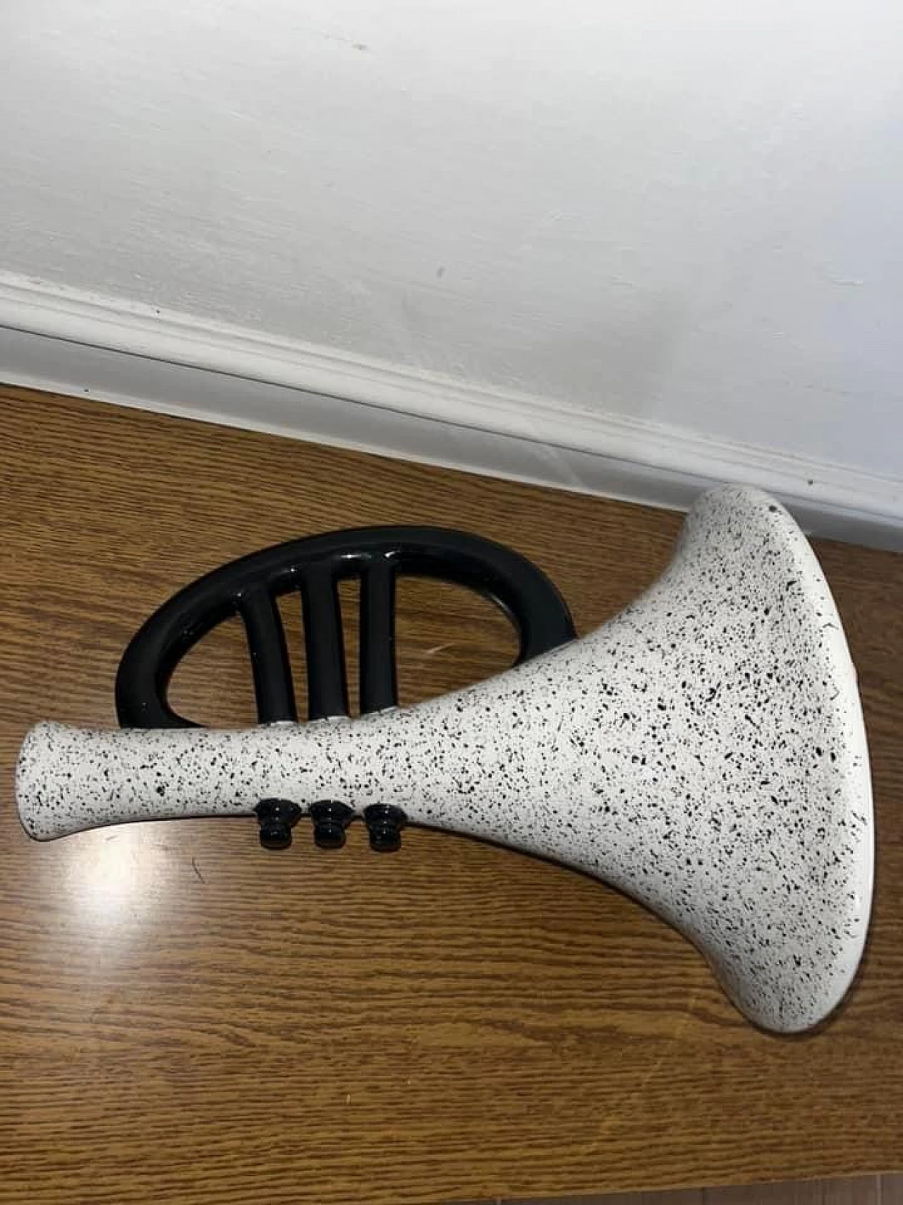 Vaso in ceramica bianca e nera a forma di tromba, anni '50 9