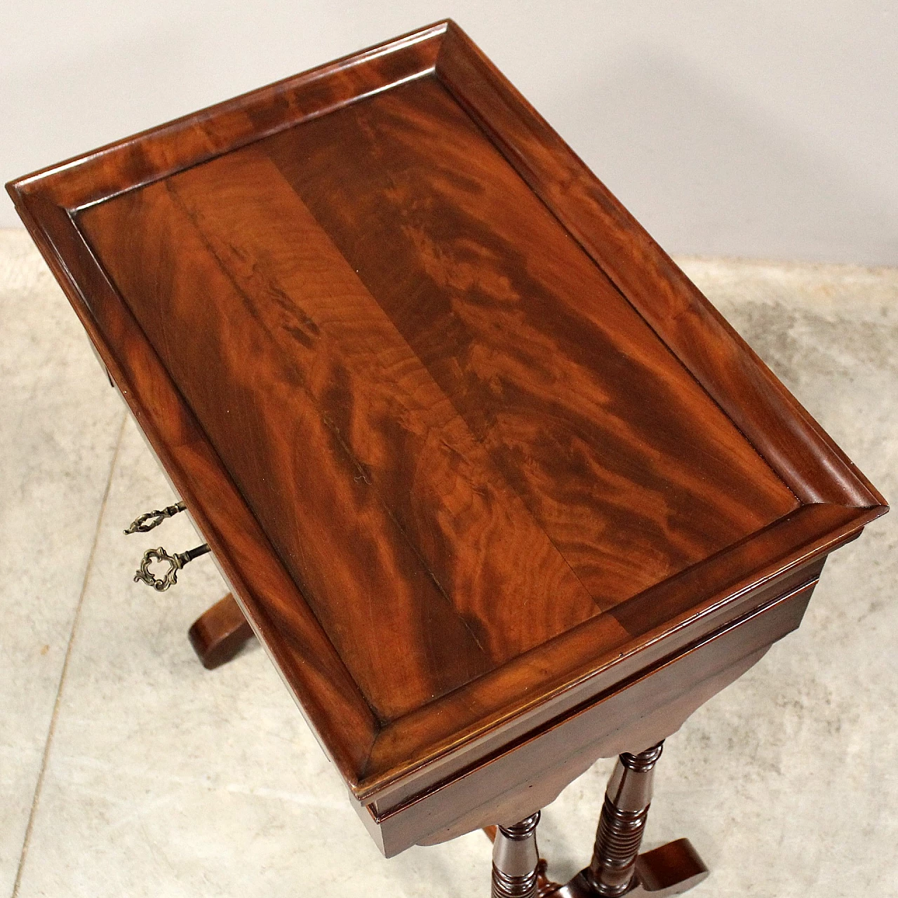 Mahogany and mahogany feather side table, second half of 19th century 3