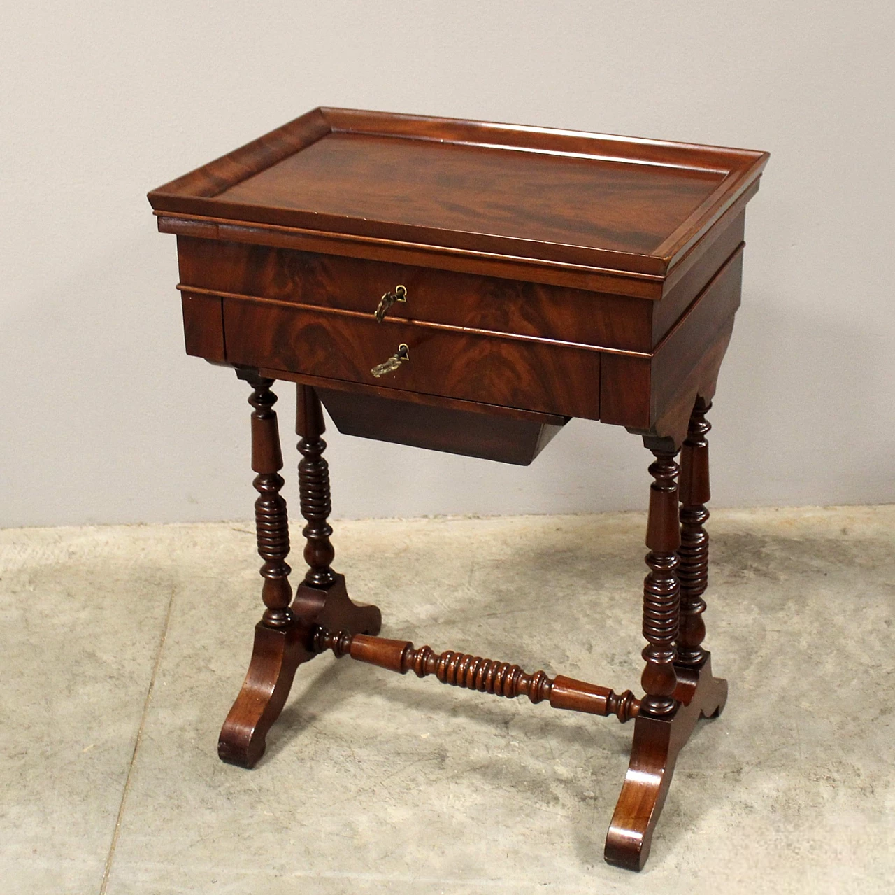 Mahogany and mahogany feather side table, second half of 19th century 11