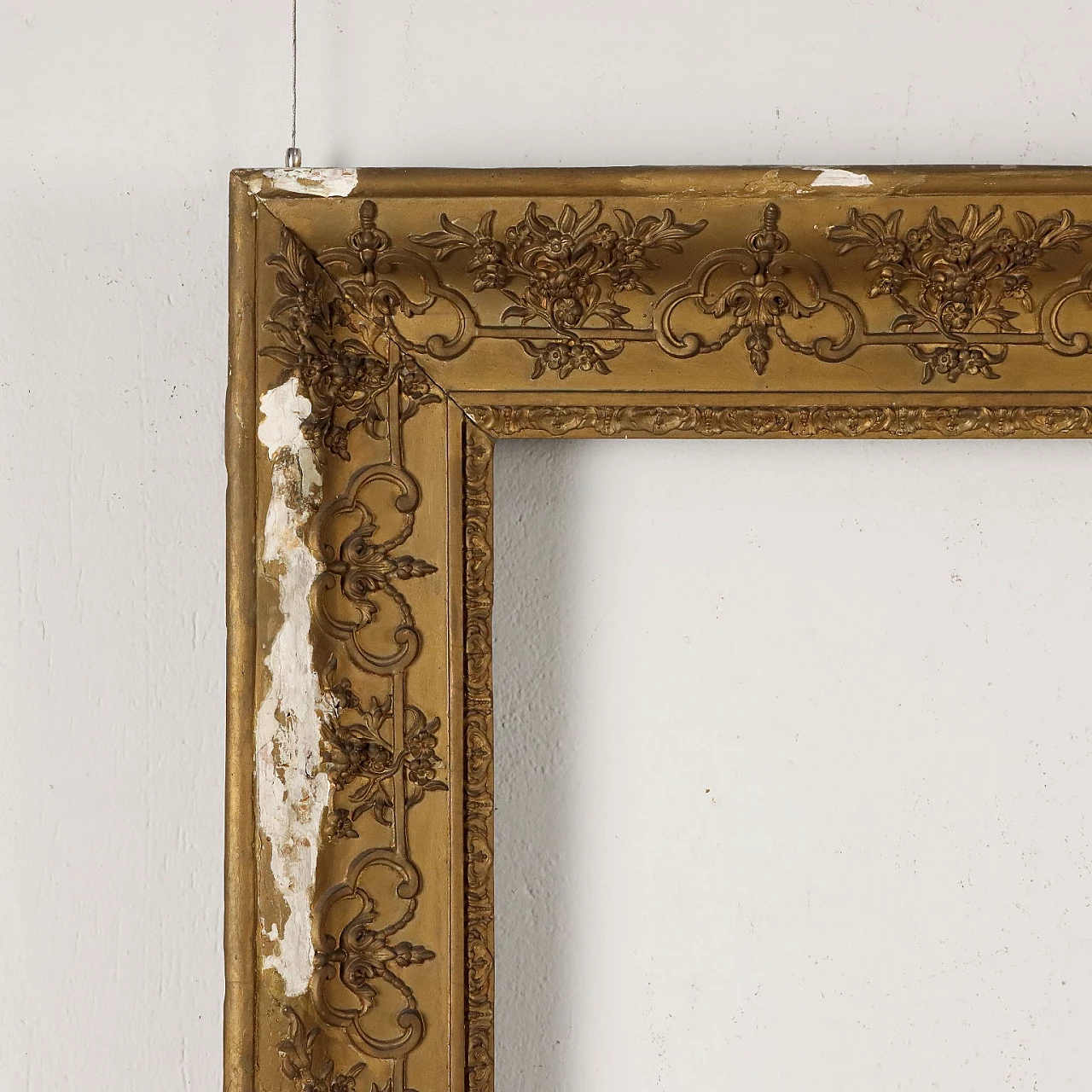Pastille-carved and gilded frame 3